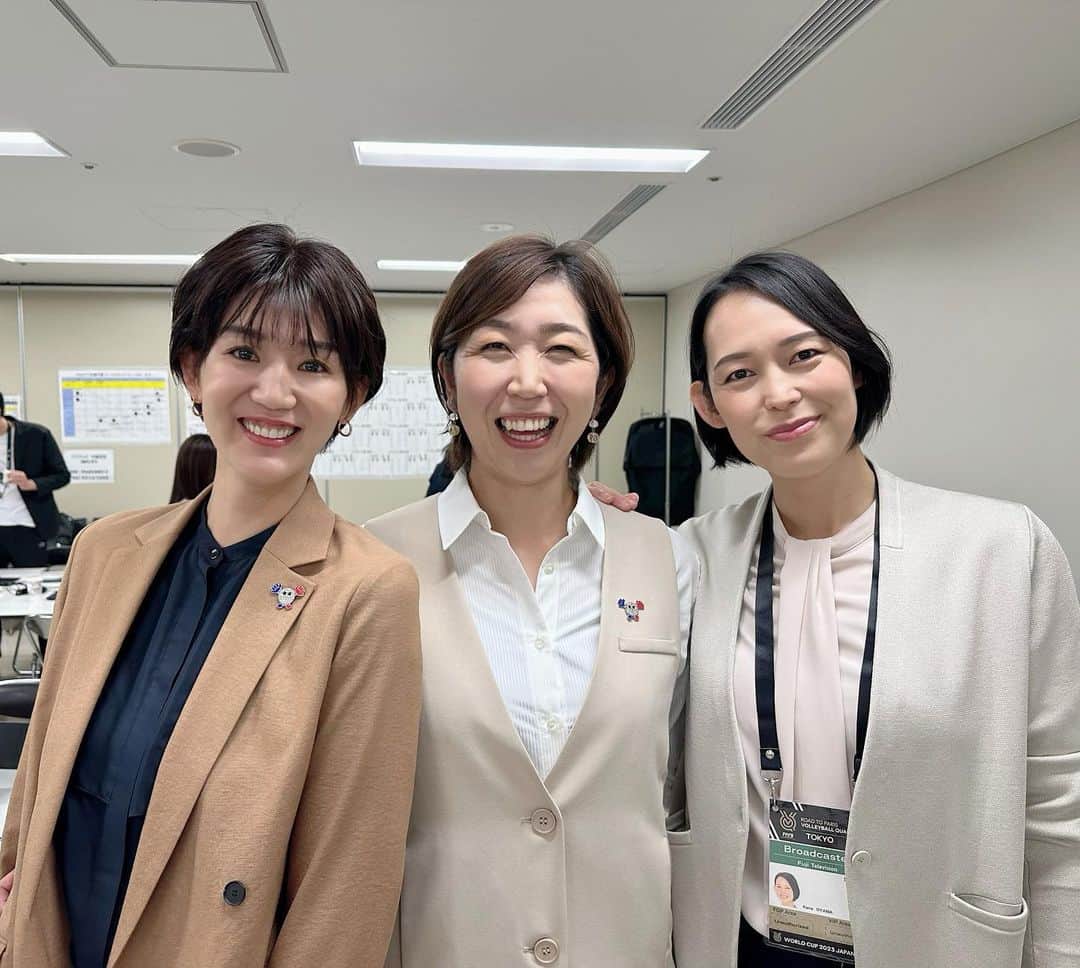 のインスタグラム：「. ワールドカップバレー2023 本日のプエルトリコ戦は 同い年3人組で一緒にお届けすることができて とても感慨深く、嬉しかったです。 しかも実況の川島アナと その横でスコアラーを務めていた中村アナも同い年😆 なんと84年生まれが5人も揃いました🤣 . めぐと一緒にデビューさせてもらった あのワールドカップからちょうど20年。 時の経つ早さに驚きますが… こうして一緒に解説させてもらえて 本当にありがたいです。 . .  . 産後、春高の解説はさせてもらっていましたが 代表戦は復帰戦でした。 ブランクを感じ、反省点も多々ありますが… 選手やチームの魅力や凄さを みなさまにお伝えできるお仕事は 大変だけれどやっぱり楽しかったです‼︎ . . 開幕3連勝と良い形で後半戦を迎える日本チーム🇯🇵 このあとの戦いは決して楽なものではありませんが 自分たちが今やっているスタイルのバレーボールを信じて 世界の強豪たちに向かっていってもらいたいです‼︎ わたしもテレビの前で応援します🎌 がんばれ‼︎ニッポン‼︎‼︎‼︎ . . #ワールドカップバレー #ワールドカップバレー2023」