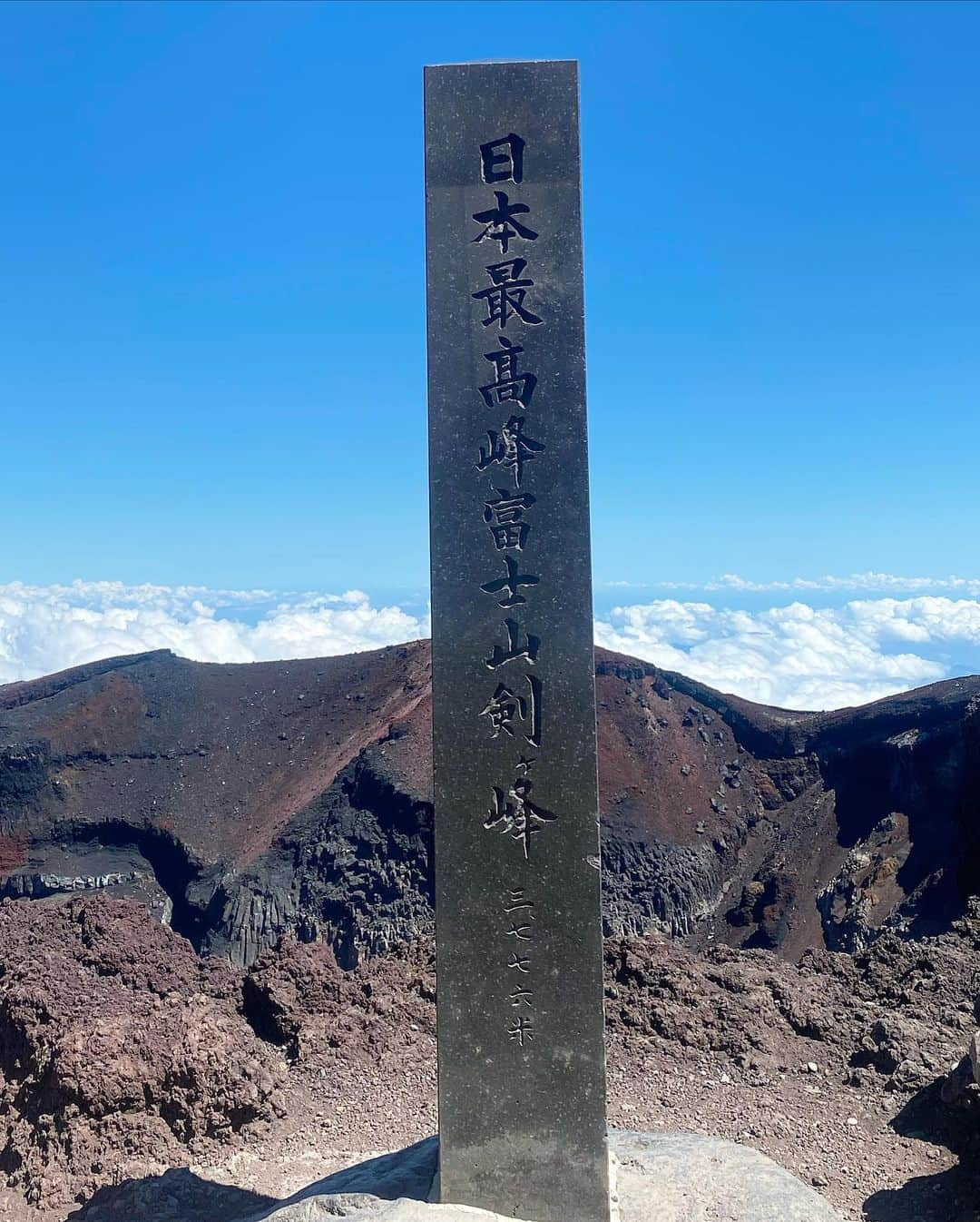 yuichi1003さんのインスタグラム写真 - (yuichi1003Instagram)「. 2023.09.18 富士山剣ヶ峰　登頂。 人生でやりたかった事ひとつ達成。 あの日あの時日本最高峰に居たのは自分。 . ソロ、初心者、日帰り、閉山後、プリンスルートから登頂→富士宮ルート下山。 . あの日駐車場で見た満天の星空。 ドキドキ感、責任感、判断、達成感。 忘れられない10時間。 . #富士山　#剣ヶ峰　#馬の背　#火口　 #登山　#プリンスルート　#富士宮」9月19日 23時27分 - yuichi1003