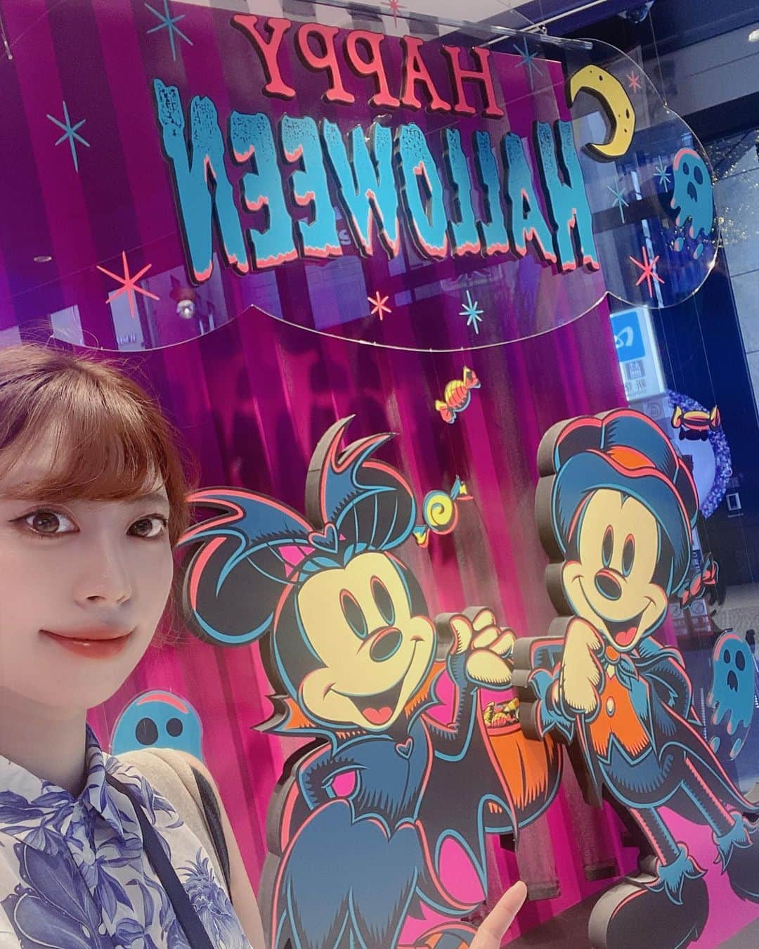 樹智子さんのインスタグラム写真 - (樹智子Instagram)「👻❕Boo . . 新宿の #disneystore の装飾はシーズンごとに本当に可愛いなぁ！！ .  #japanesegirl #自拍 #模特 #粉我 #tbt #swag #动漫 #扎心了#맞팔  #东京 #偶像 #这个女孩 #可爱 #귀엽다 #아이돌 #단발머리 #短发 #粉我 #girl #followme #hair #me #ディズニーストア #mickey #minnie #ひっそりとディズニーインスタグラマーに憧れてます笑 #新宿ディズニーストア」9月19日 23時28分 - tomocomch