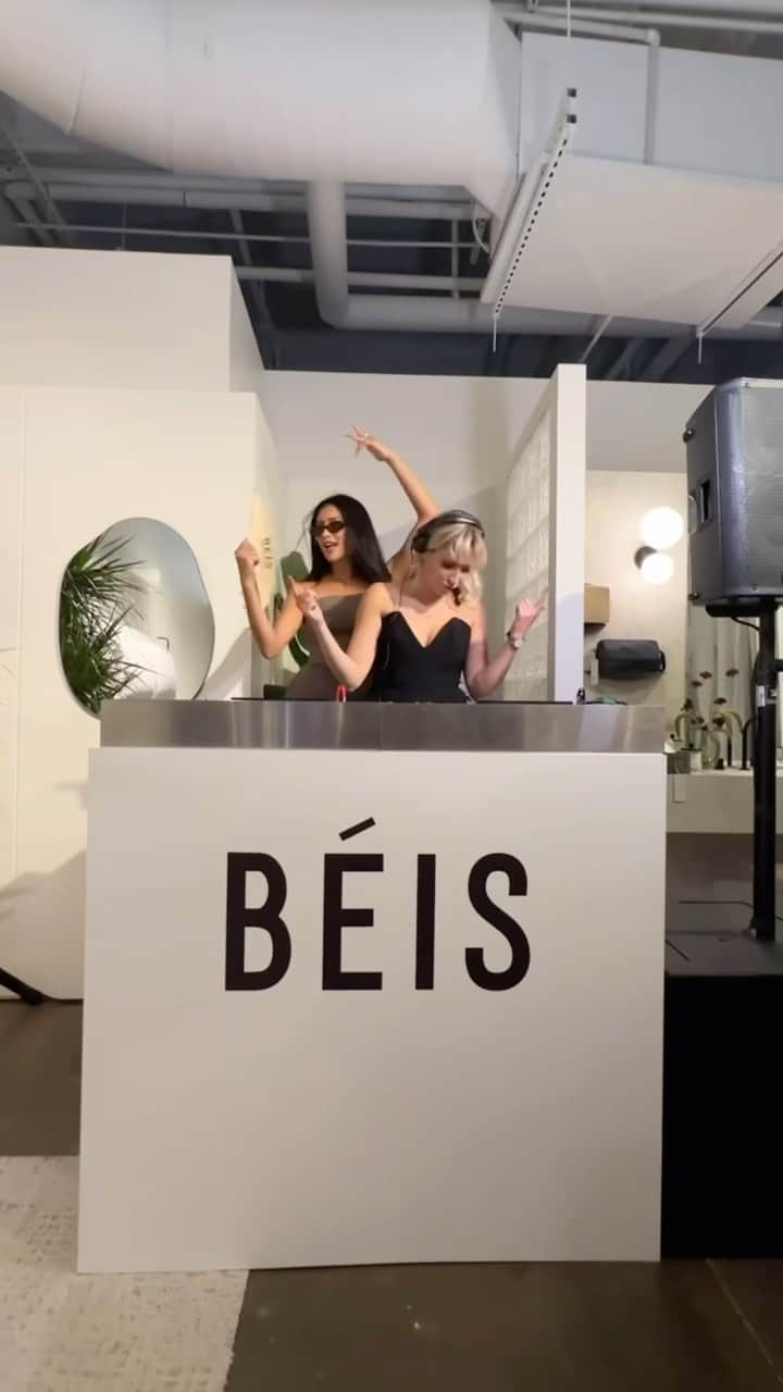 シェイ・ミッチェルのインスタグラム：「BÉIS POP UP DALLAS」