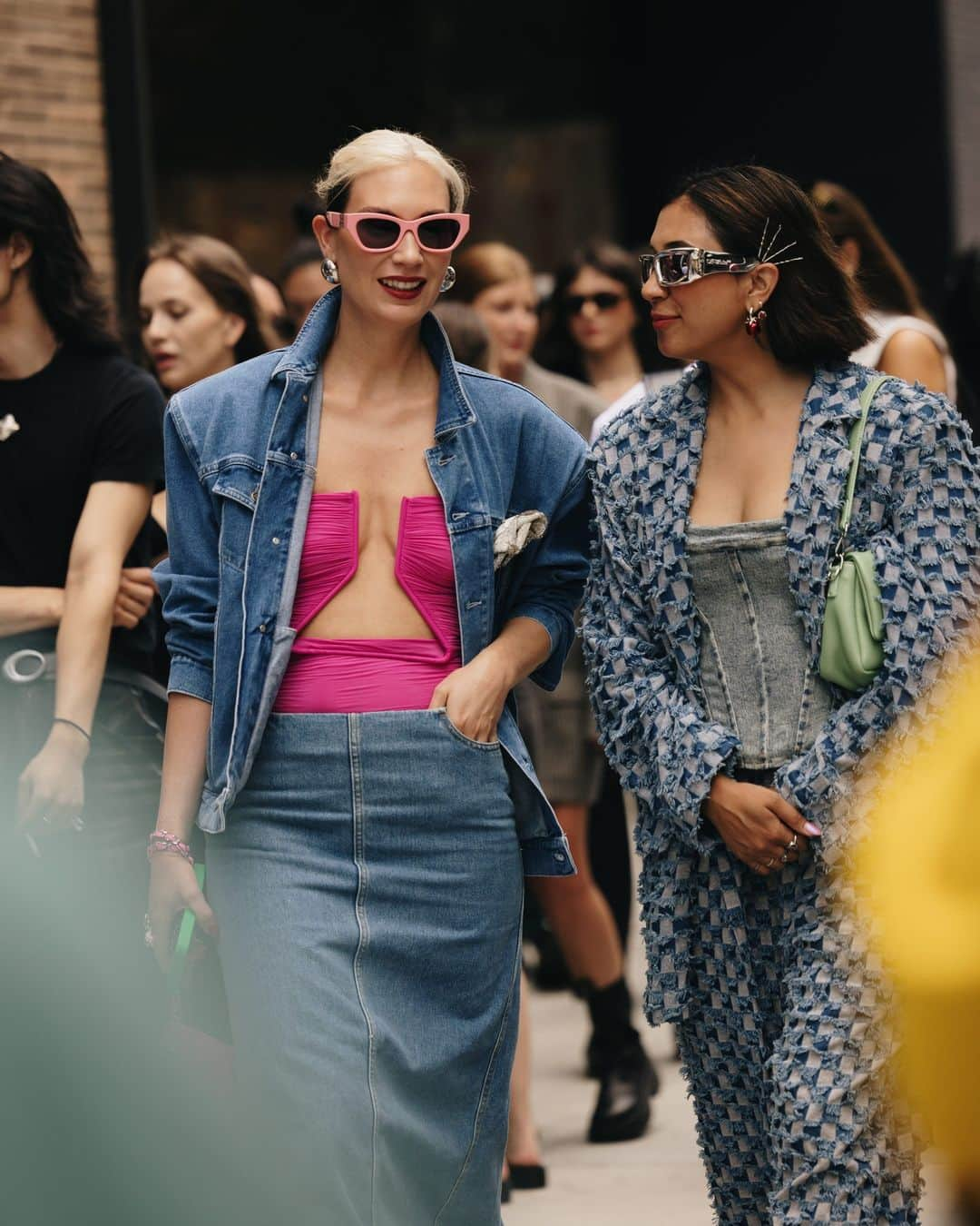 NYFW（ニューヨークファッションウィーク）さんのインスタグラム写真 - (NYFW（ニューヨークファッションウィーク）Instagram)「Always winning and twinning. The #StreetsAtNYC will always deliver, especially during #NYFW.」9月20日 0時00分 - nyfw