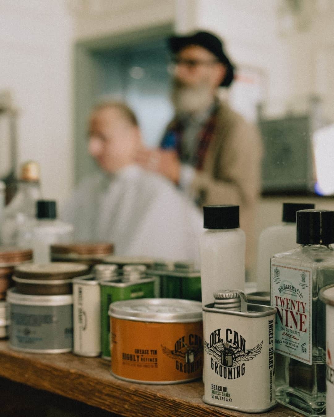 のインスタグラム：「The Barber Shop - Featuring the G4 Tan  #Baracuta #BaracutaPeople #BritishStyle #G4 #BaracutaHarrington #BritishCulture」