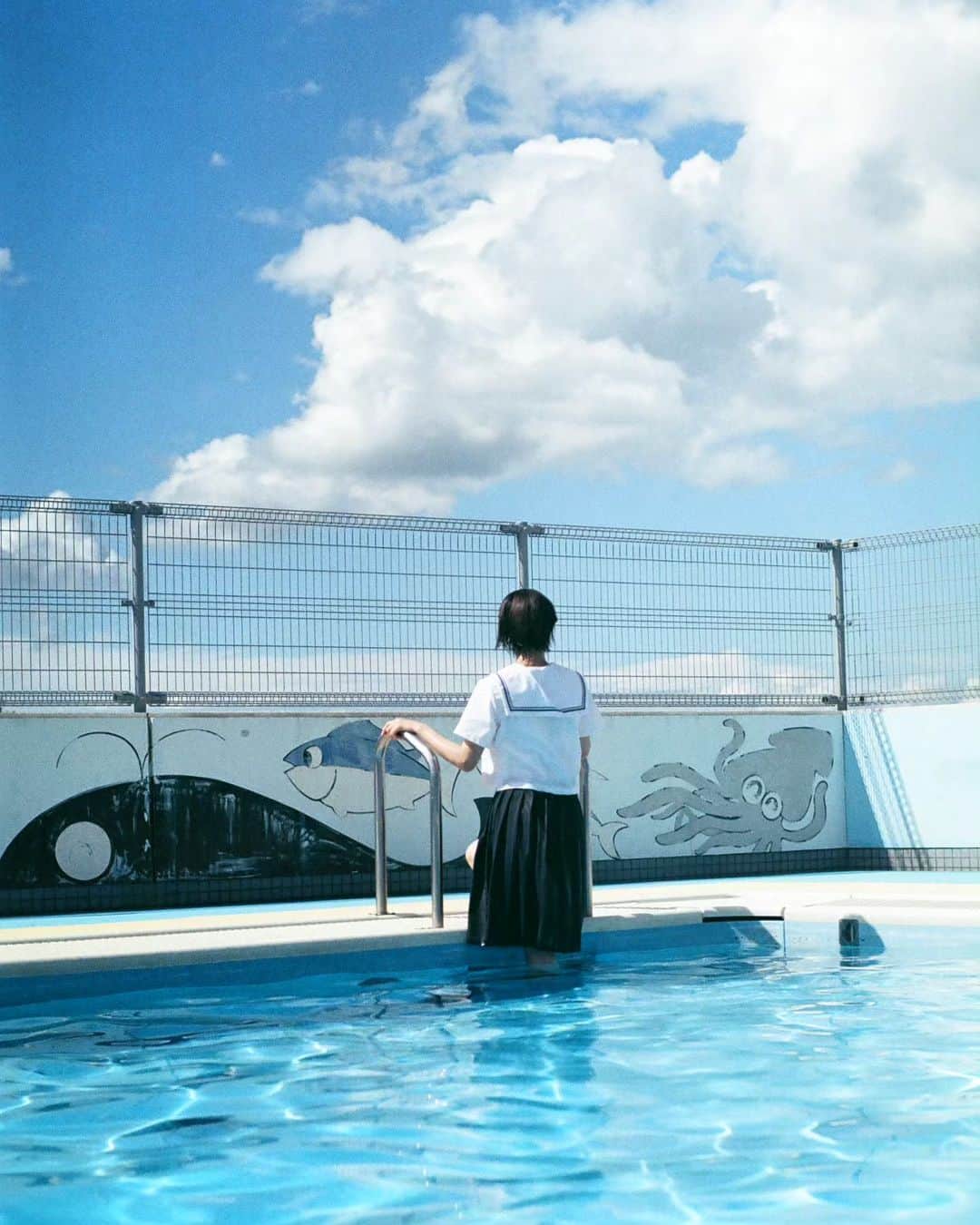岩倉しおりのインスタグラム：「夏の終わりのプール。」