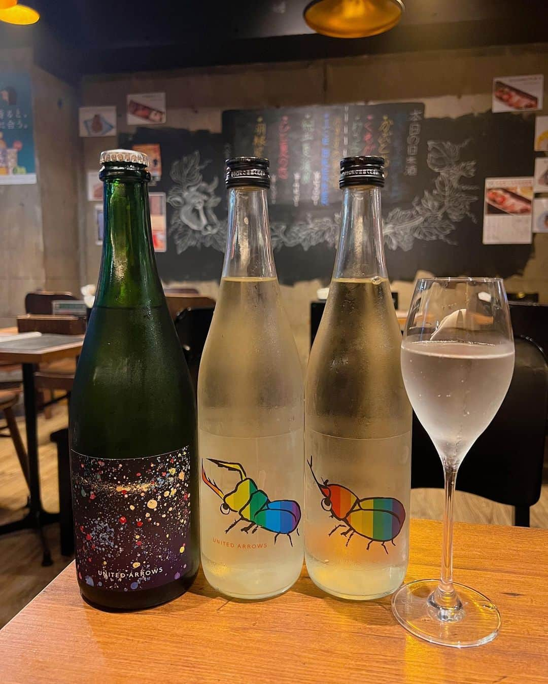 蒼井まやさんのインスタグラム写真 - (蒼井まやInstagram)「. 今日はどこへ行こうか 今日はどこで飲もうか  ハピネスを求めて到着したのは…そう！西船橋！ 西船橋といえばもうこのお店でしょう。 駅からトコトコ歩いて1分〜  〈牛古家〉 @ushikoya.nishifunabashi   はい。もう大好き。だいだいだいすき。 牛古家さんっ！！！！！💓💓💓💓💓💓 今年の春先に出会ってからもう三度目の訪問。 何度でも行きたい。  本日はアラカルトで〜  ・お通し（牛タンハンバーグ） ・牛肉と燻製チーズのシーザーサラダ ・肉刺し（牛モモ） ・和牛赤身刺し（ランプ） ・黒毛和牛霜降りしゃぶしゃぶ ・黒毛和牛霜降りすきやき ・鶏レバー刺し ・鶏レバーたまり漬け ・いぶりがっこクリームチーズ ・和牛ひつまぶし  ほぼ店長さんにお任せしてしまった！ もう間違いないメニューばかりでテンション上がりまくり♡  とりあえずビール！でカンパーイ🍻💓 まだまだ夏だからね。ビールが美味しい。 この後は日本酒祭りが始まりますのでしばしお待ちを…  まずお通し！お通し新しくなってた！ 牛タンハンバーグ…旨すぎィ…なんぼでもいける…  シーザーサラダは燻製チーズを使ってて🧀 サラダってさ「食べなきゃ」って食べること多いけど これはお酒が飲めるサラダだからむしろ食べたい🥗💓  . さて、そろそろ本題の日本酒へ🍶 今日はなんで来たかってわたしの大好きな仙禽が！ 夏の仙禽が！仙禽の夏が！ たくさんあるって聞いたから！！！  🍶仙禽　かぶとむし 🍶仙禽　くわがた 🍶仙禽　打ち上げ花火  なーん😩💓 もう最高すぎるよおおお… 仙禽の夏…わたしは今年の夏を忘れないだろう…  ・かぶとむしは爽やかなレモンサワーを思わせる酸味。 なんだか駄菓子屋さんを思い出す感じ…！  ・くわがたは香りはヨーグルトっぽいのに味はザ・爽酒。 でも甘酸っぱさがすごくジューシーさも感じさせてくれる！  ・打ち上げ花火はその名の通りしゅわしゅわぽんっ。 結構ドライだけど酸味と米の甘味がやっぱり日本酒なんだって思った！  . そして日本酒に最も合うあのお方…早くも真打ち登場🙌 はい！肉刺し大先生です！ これは牛古家さん来たら絶対に食べてください！ まややんとの約束だよ！  ⭕️和牛モモ刺し ⭕️和牛赤身刺し  お醤油、マルドン（塩）、塩ポン酢 こちらをお好みでつけていただきます。 マルドンは英国王室御用達の 最高に美味しいお塩なんだけど もうわたしとしては牛古家さんといえば  「塩ポン酢」  なのよ！ わたし大ファンなんです。 これでなんぼでも野菜食べられるみたいな 最高に美味しすぎるポン酢なのよ〜😭🙏💦💓  肉刺し…最高にお酒に合います。ハピネスすぎる。  . お次は今回初めていただいた 黒毛和牛しゃぶしゃぶ&すきやき！  しゃぶしゃぶは自家製のポン酢が入ったゴマだれに… すきやきはたまごをといて…  どちらも大判でテンションあがる〜！ 食べ応え抜群すぎる最高っ 個人的にはすき焼きの方が好きでした♡ 日本酒に合う感じだったからかな？  . そしてトリを務めますはいつもいただく鶏レバー刺し… これはもうね、言わずもがなです。 間違いないのです。 これも牛古家さんきたら絶対に頼んでください。 まややんとの約束だよ！  そして今回初めていただいた「鶏レバーのたまり漬け」 こっれね…わたし鶏レバー刺しより好きかもしれん… いやぁ参りました。。  . そして日本酒も…🍶 千葉は山武市にあります寒菊銘醸の寒菊三部作♡ OCEANシリーズは九十九里浜をイメージしていて まさに千葉出身のわたしにぴったりなお酒♪  🍶OCEAN 99 空海 -Inflight- 2023 🍶OCEAN 99 青海 -summer sea- 2023 🍶OCEAN 99 星海 -Starlight Sea-2023  ・空海は今年何度飲んだことでしょう… ラムネ系ながらに甘い味わいですーっと飲めちゃう。 危険ですね。  ・青海はパイナップルみたいなジューシーさがあって わたしこの三部作の中では一番好きです…！ お肉にすごく合ううううう！！！！  ・星海は青海に比べるとスッキリしてるけどジューシー感もある！ すーっと抜けてく感じがオシャレなお酒。 氷を入れても美味しいって！  . はあ。。なんて幸せな時間なんだ。 牛古家さん、本当に大好き。 好きすぎて本当は教えたくないくらい。  西船橋、ちょっと行くの億劫かもですが わざわざ行く価値のあるお店です。  🎪牛古家 西船橋本店 📍千葉県船橋市西船4-26-2 サウンドビル平田 2F 🚃西船橋駅 徒歩1分  #西船橋 #西船橋グルメ #西船橋ディナー #肉刺し #肉刺し好きな人と繋がりたい #鶏レバー #鶏レバー刺し  #日本酒 #日本酒好きな人と繋がりたい #日本酒女子 #日本酒好き #日本酒タグラム #日本酒大好き #日本酒スタグラム #日本酒好きと繋がりたい #日本酒が好きな人と繋がりたい #日本酒居酒屋 #肉食女子 #肉食系女子 #肉食べたい #肉活 #肉テロ #nihonshu #nihonsyu #japanesesake #sake #japanesesake🍶」9月19日 23時41分 - mayayan_dayo