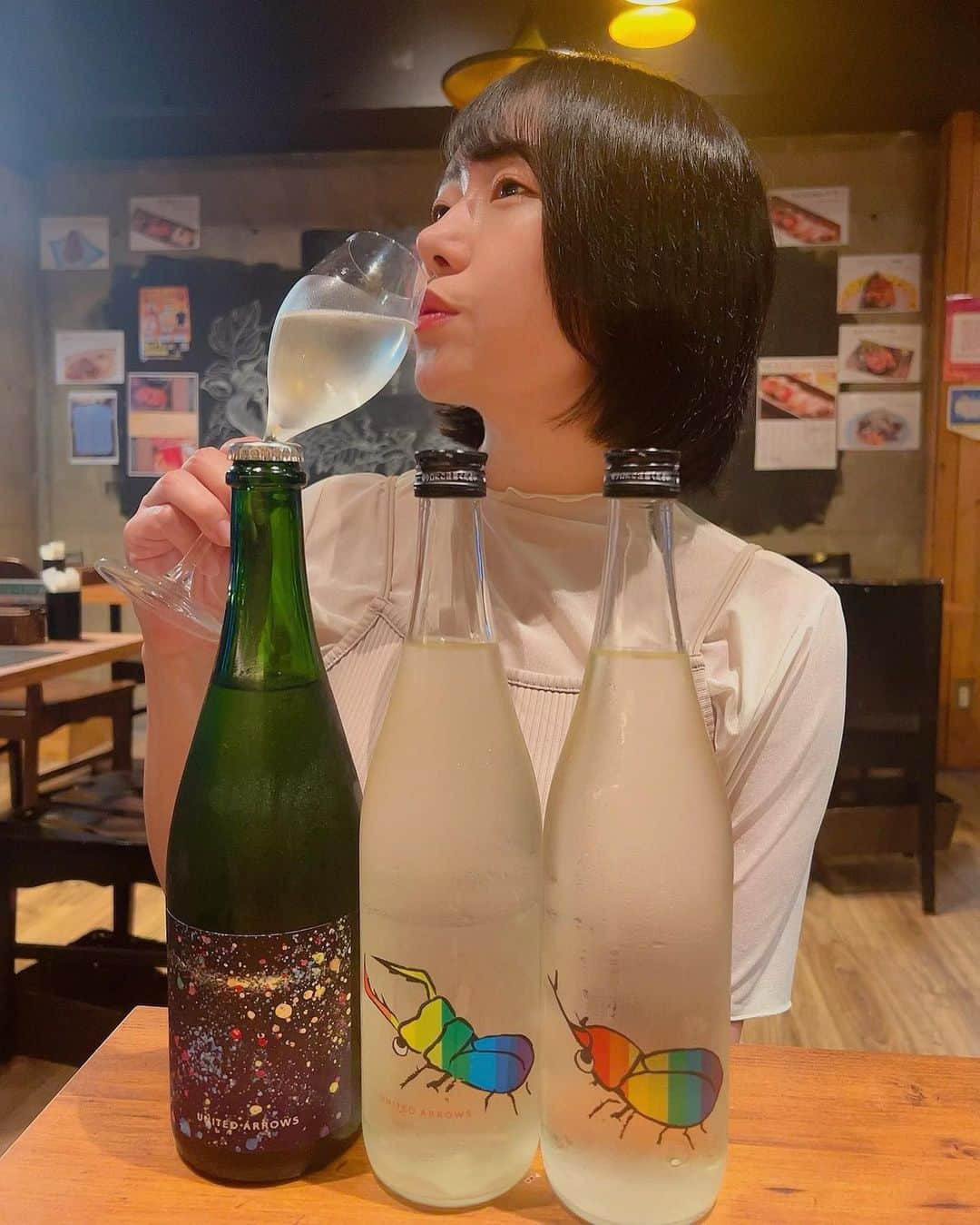 蒼井まやのインスタグラム：「. 今日はどこへ行こうか 今日はどこで飲もうか  ハピネスを求めて到着したのは…そう！西船橋！ 西船橋といえばもうこのお店でしょう。 駅からトコトコ歩いて1分〜  〈牛古家〉 @ushikoya.nishifunabashi   はい。もう大好き。だいだいだいすき。 牛古家さんっ！！！！！💓💓💓💓💓💓 今年の春先に出会ってからもう三度目の訪問。 何度でも行きたい。  本日はアラカルトで〜  ・お通し（牛タンハンバーグ） ・牛肉と燻製チーズのシーザーサラダ ・肉刺し（牛モモ） ・和牛赤身刺し（ランプ） ・黒毛和牛霜降りしゃぶしゃぶ ・黒毛和牛霜降りすきやき ・鶏レバー刺し ・鶏レバーたまり漬け ・いぶりがっこクリームチーズ ・和牛ひつまぶし  ほぼ店長さんにお任せしてしまった！ もう間違いないメニューばかりでテンション上がりまくり♡  とりあえずビール！でカンパーイ🍻💓 まだまだ夏だからね。ビールが美味しい。 この後は日本酒祭りが始まりますのでしばしお待ちを…  まずお通し！お通し新しくなってた！ 牛タンハンバーグ…旨すぎィ…なんぼでもいける…  シーザーサラダは燻製チーズを使ってて🧀 サラダってさ「食べなきゃ」って食べること多いけど これはお酒が飲めるサラダだからむしろ食べたい🥗💓  . さて、そろそろ本題の日本酒へ🍶 今日はなんで来たかってわたしの大好きな仙禽が！ 夏の仙禽が！仙禽の夏が！ たくさんあるって聞いたから！！！  🍶仙禽　かぶとむし 🍶仙禽　くわがた 🍶仙禽　打ち上げ花火  なーん😩💓 もう最高すぎるよおおお… 仙禽の夏…わたしは今年の夏を忘れないだろう…  ・かぶとむしは爽やかなレモンサワーを思わせる酸味。 なんだか駄菓子屋さんを思い出す感じ…！  ・くわがたは香りはヨーグルトっぽいのに味はザ・爽酒。 でも甘酸っぱさがすごくジューシーさも感じさせてくれる！  ・打ち上げ花火はその名の通りしゅわしゅわぽんっ。 結構ドライだけど酸味と米の甘味がやっぱり日本酒なんだって思った！  . そして日本酒に最も合うあのお方…早くも真打ち登場🙌 はい！肉刺し大先生です！ これは牛古家さん来たら絶対に食べてください！ まややんとの約束だよ！  ⭕️和牛モモ刺し ⭕️和牛赤身刺し  お醤油、マルドン（塩）、塩ポン酢 こちらをお好みでつけていただきます。 マルドンは英国王室御用達の 最高に美味しいお塩なんだけど もうわたしとしては牛古家さんといえば  「塩ポン酢」  なのよ！ わたし大ファンなんです。 これでなんぼでも野菜食べられるみたいな 最高に美味しすぎるポン酢なのよ〜😭🙏💦💓  肉刺し…最高にお酒に合います。ハピネスすぎる。  . お次は今回初めていただいた 黒毛和牛しゃぶしゃぶ&すきやき！  しゃぶしゃぶは自家製のポン酢が入ったゴマだれに… すきやきはたまごをといて…  どちらも大判でテンションあがる〜！ 食べ応え抜群すぎる最高っ 個人的にはすき焼きの方が好きでした♡ 日本酒に合う感じだったからかな？  . そしてトリを務めますはいつもいただく鶏レバー刺し… これはもうね、言わずもがなです。 間違いないのです。 これも牛古家さんきたら絶対に頼んでください。 まややんとの約束だよ！  そして今回初めていただいた「鶏レバーのたまり漬け」 こっれね…わたし鶏レバー刺しより好きかもしれん… いやぁ参りました。。  . そして日本酒も…🍶 千葉は山武市にあります寒菊銘醸の寒菊三部作♡ OCEANシリーズは九十九里浜をイメージしていて まさに千葉出身のわたしにぴったりなお酒♪  🍶OCEAN 99 空海 -Inflight- 2023 🍶OCEAN 99 青海 -summer sea- 2023 🍶OCEAN 99 星海 -Starlight Sea-2023  ・空海は今年何度飲んだことでしょう… ラムネ系ながらに甘い味わいですーっと飲めちゃう。 危険ですね。  ・青海はパイナップルみたいなジューシーさがあって わたしこの三部作の中では一番好きです…！ お肉にすごく合ううううう！！！！  ・星海は青海に比べるとスッキリしてるけどジューシー感もある！ すーっと抜けてく感じがオシャレなお酒。 氷を入れても美味しいって！  . はあ。。なんて幸せな時間なんだ。 牛古家さん、本当に大好き。 好きすぎて本当は教えたくないくらい。  西船橋、ちょっと行くの億劫かもですが わざわざ行く価値のあるお店です。  🎪牛古家 西船橋本店 📍千葉県船橋市西船4-26-2 サウンドビル平田 2F 🚃西船橋駅 徒歩1分  #西船橋 #西船橋グルメ #西船橋ディナー #肉刺し #肉刺し好きな人と繋がりたい #鶏レバー #鶏レバー刺し  #日本酒 #日本酒好きな人と繋がりたい #日本酒女子 #日本酒好き #日本酒タグラム #日本酒大好き #日本酒スタグラム #日本酒好きと繋がりたい #日本酒が好きな人と繋がりたい #日本酒居酒屋 #肉食女子 #肉食系女子 #肉食べたい #肉活 #肉テロ #nihonshu #nihonsyu #japanesesake #sake #japanesesake🍶」