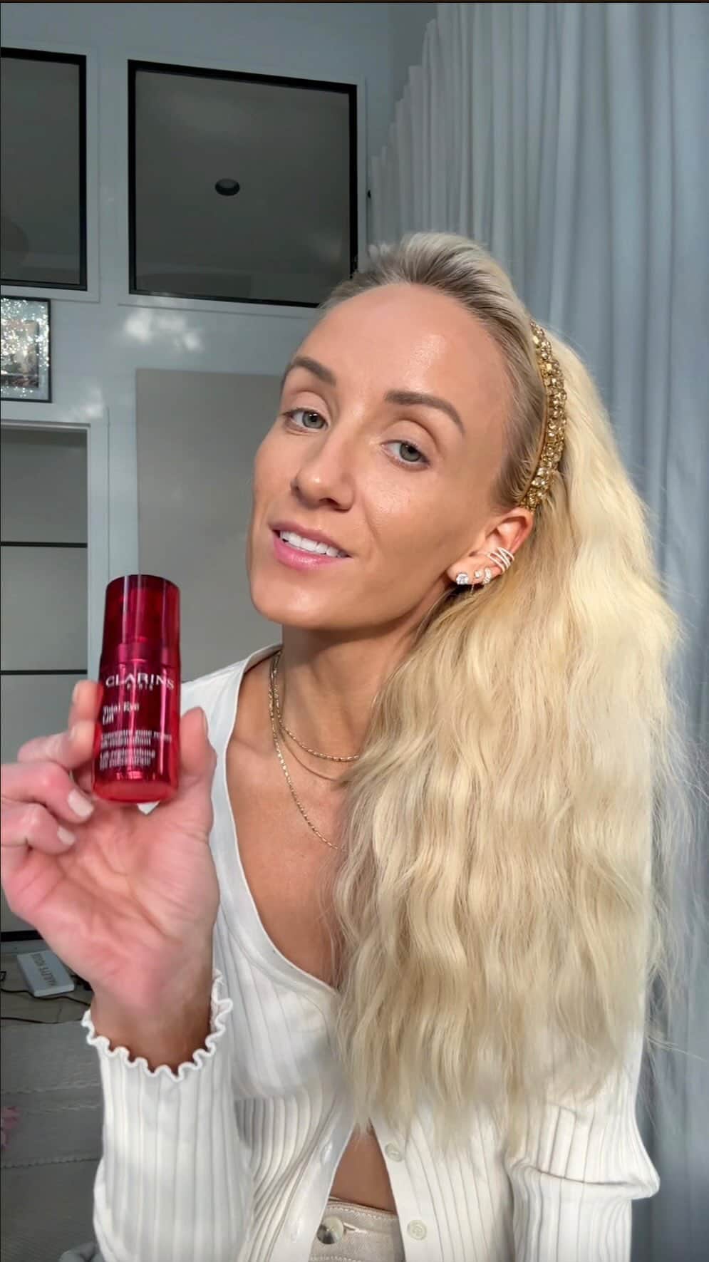 ナスティア・リューキンのインスタグラム：「My quick + easy depuffing morning eye routine with the @clarinsusa Total Eye Lift!! #TotalEyeLift #ClarinsPartner」