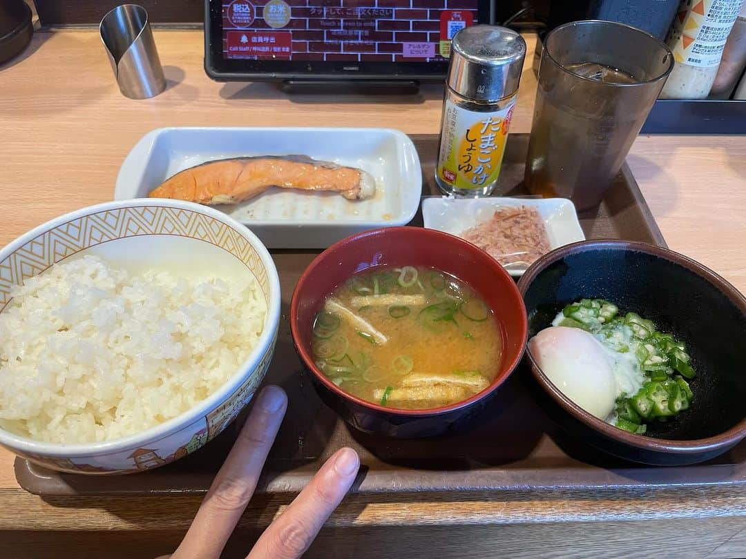 山崎勝之のインスタグラム：「筋トレの知識を増やしていくと、 タンパク質を摂取するだけじゃダメだと学んだ。 しっかり炭水化物も摂らないとタンパク質を筋肉に運んでくれないらしい。  今日は、よく食べ、良く動く。 そんな一日でした。  明日も頑張りましょー！  #筋トレ #ウォーキング #ボディメイク #モーションアクター」