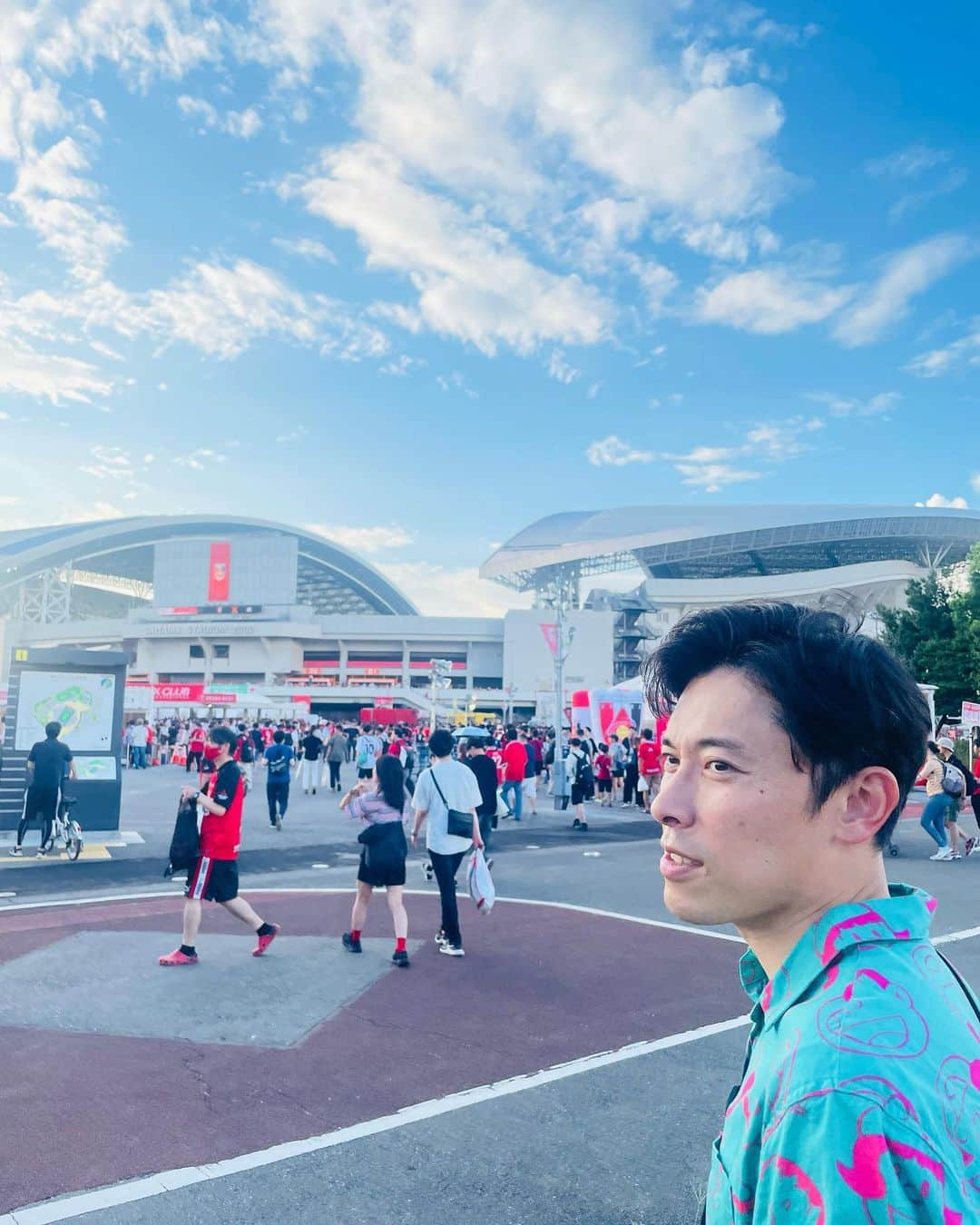 こにわのインスタグラム：「2023夏☀️  サッカー、野球、スケート♡  初めての埼玉スタジアムの大きさにはびっくりしたし、初めてのBLACK SUMMER WEEKは興奮した✨‼️  そしてONE PIECEオンアイスで一味になり笑　 本当にみんなの滑り見てるとワクワクする！！👏 そして何度でもおかわりできる信成くんのジャンプを置いておきます🤝🏻  夏‼️おしまい‼️ . . #埼玉スタジアム #浦和レッズ #ZOZOマリンスタジアム #千葉ロッテマリーンズ #ONEPIECE #アイスショー #スポーツ観戦 #デート」