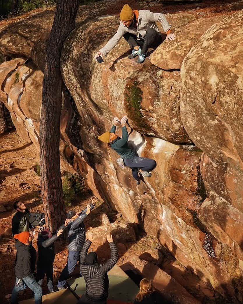 ミーガン・マーチンのインスタグラム：「Throwback to one of our scouting missions during the filming of The Climb! Fun fact @chris_sharma, @brettlowell , @arete_la safety team and myself got to run around Albaraccin trying boulders to see which ones we wanted the climbers to attempt! It was so fun to be involved in that part of the process, and a great way to get a feel for an area I was climbing in for the first time! I’ll forever have so many amazing memories from this experience ☺️! Can’t wait to come back to this area someday!  @prana @soill @organicclimbing @frictionlabs   📸 by @sandstone_guesthouse」