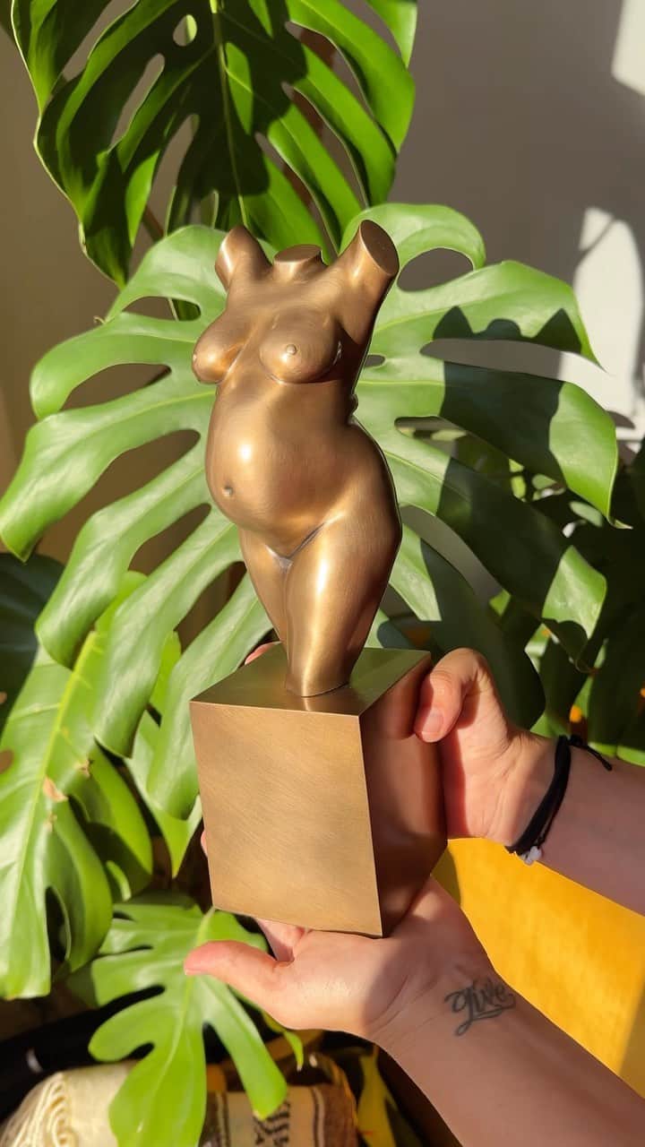 ルイス・コールのインスタグラム：「First look at my pregnant body statue ❤️ I’m so grateful to have this moment frozen in time - the first time I’ve truly loved my body. I finally saw the magic in everything I’ve always criticised. And now I get to admire and celebrate this forever, the creation of my favorite little human. Thank you @studiobust for this treasure ✨」