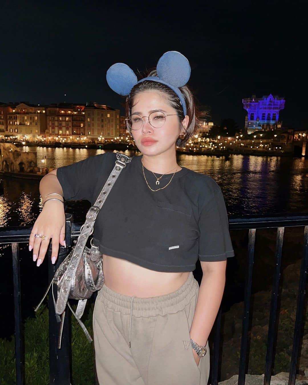 金子若菜のインスタグラム：「⠀ お昼載せた時の写真と顔違い過ぎだろ笑  なぜならば、 開園から閉園まで遊ぶという 女子高生みたいな事したからです。(奇行)  ちなみには俺は35歳😇  私服はタグ付けしておくっち。  #なんでパンツの紐1本出てる ？」