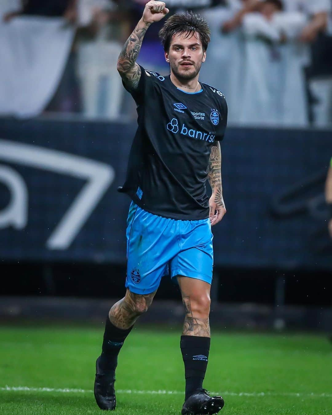 ナタンのインスタグラム：「Feliz pelo meu primeiro gol com a camisa tricolor em um jogo tão difícil fora de casa. Seguimos focados e trabalhando pelos nossos objetivos! @gremio 🇧🇼🙏🏻」