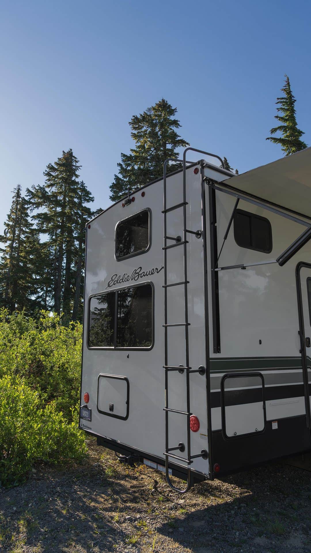 エディー・バウアーのインスタグラム：「if these aren’t core memories, then idk what is​  #EddieBauerxCampingWorld」