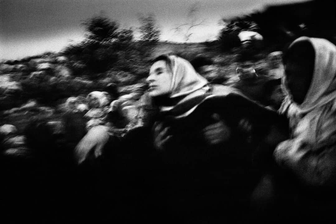 Magnum Photosさんのインスタグラム写真 - (Magnum PhotosInstagram)「A new exhibition by @paolopellegrin, L’orizzonte degli eventi (Event Horizon), is showing at @lestanzedellafotografia in Venice, Italy, until January 7, 2024. ⁠ ⁠ Featuring more than 300 images, L’orizzonte degli eventi surveys Paolo Pellegrin’s work in the field from 1995 to 2023, documenting conflicts and the effects of climate change. ⁠ ⁠ "In physics, the event horizon is the theoretical zone surrounding a black hole, a boundary beyond which even light loses its ability to escape," explains Annalisa D'Angelo, co-curator of the show alongside Denis Curti. ⁠ ⁠ “In his long career as a photographer, Pellegrin has continually sought to push beyond the horizon, to enter the black hole of history, trying to overcome obstacles. And his vehicle for going beyond the horizon and ideally returning from the black hole is photography"⁠ ⁠ 🔗 For more information, visit the link in bio.⁠ ⁠ PHOTOS (left to right):⁠ ⁠ (1) Civilians arrive in Tyre after fleeing their villages in southern Lebanon during Israeli airstrikes. Tyre. Lebanon. 2006.⁠ ⁠ (2) Tunisian, Egyptian and other nationals flee Libya during fighting between rebels and pro Qaddafi forces and arrive at the border crossing in Ras Jdir near Ben Gardenne, Tunisia. 2011.⁠ ⁠ (3) Mother of a child killed during the IDF’s incursion into Jenin. West Bank. 2002.⁠ ⁠ (4) A man arrested by the police after assaulting his father. Rochester. USA. 2012.⁠ ⁠ (5) Detainees in camp 4. Guantanamo. Cuba. June 2006.⁠ ⁠ © @paolopellegrin / Magnum Photos」9月20日 0時01分 - magnumphotos