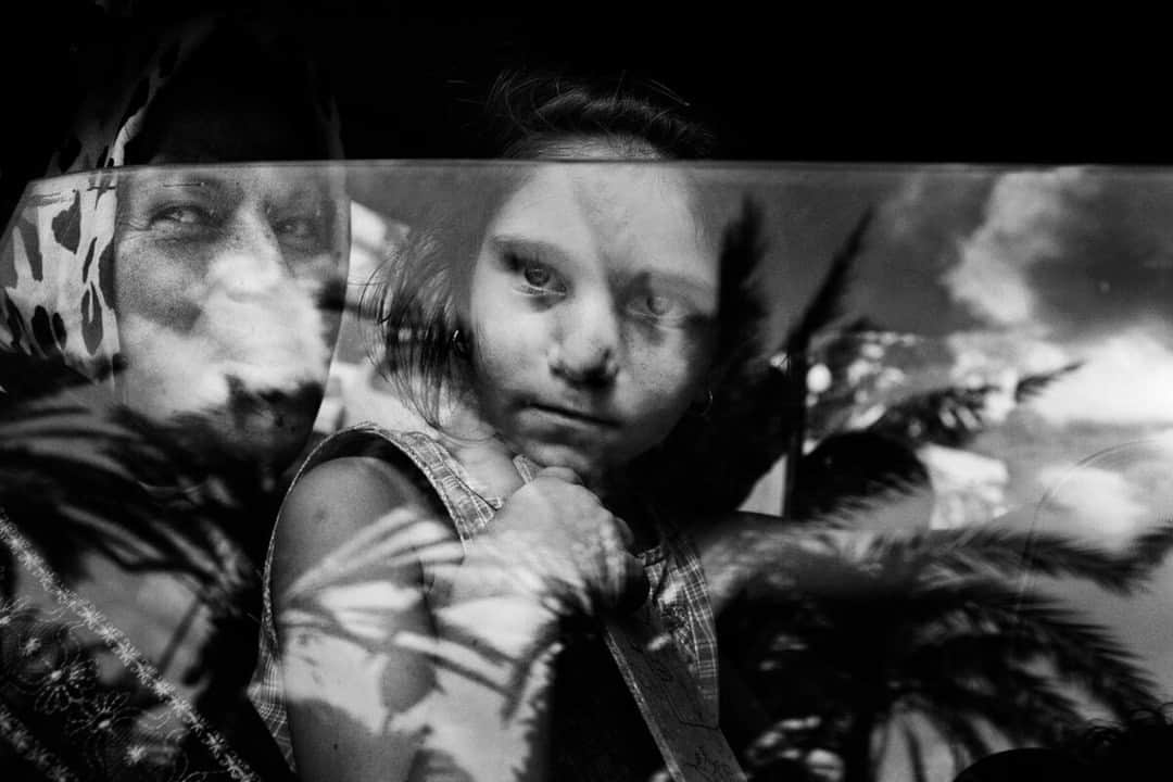 のインスタグラム：「A new exhibition by @paolopellegrin, L’orizzonte degli eventi (Event Horizon), is showing at @lestanzedellafotografia in Venice, Italy, until January 7, 2024. ⁠ ⁠ Featuring more than 300 images, L’orizzonte degli eventi surveys Paolo Pellegrin’s work in the field from 1995 to 2023, documenting conflicts and the effects of climate change. ⁠ ⁠ "In physics, the event horizon is the theoretical zone surrounding a black hole, a boundary beyond which even light loses its ability to escape," explains Annalisa D'Angelo, co-curator of the show alongside Denis Curti. ⁠ ⁠ “In his long career as a photographer, Pellegrin has continually sought to push beyond the horizon, to enter the black hole of history, trying to overcome obstacles. And his vehicle for going beyond the horizon and ideally returning from the black hole is photography"⁠ ⁠ 🔗 For more information, visit the link in bio.⁠ ⁠ PHOTOS (left to right):⁠ ⁠ (1) Civilians arrive in Tyre after fleeing their villages in southern Lebanon during Israeli airstrikes. Tyre. Lebanon. 2006.⁠ ⁠ (2) Tunisian, Egyptian and other nationals flee Libya during fighting between rebels and pro Qaddafi forces and arrive at the border crossing in Ras Jdir near Ben Gardenne, Tunisia. 2011.⁠ ⁠ (3) Mother of a child killed during the IDF’s incursion into Jenin. West Bank. 2002.⁠ ⁠ (4) A man arrested by the police after assaulting his father. Rochester. USA. 2012.⁠ ⁠ (5) Detainees in camp 4. Guantanamo. Cuba. June 2006.⁠ ⁠ © @paolopellegrin / Magnum Photos」