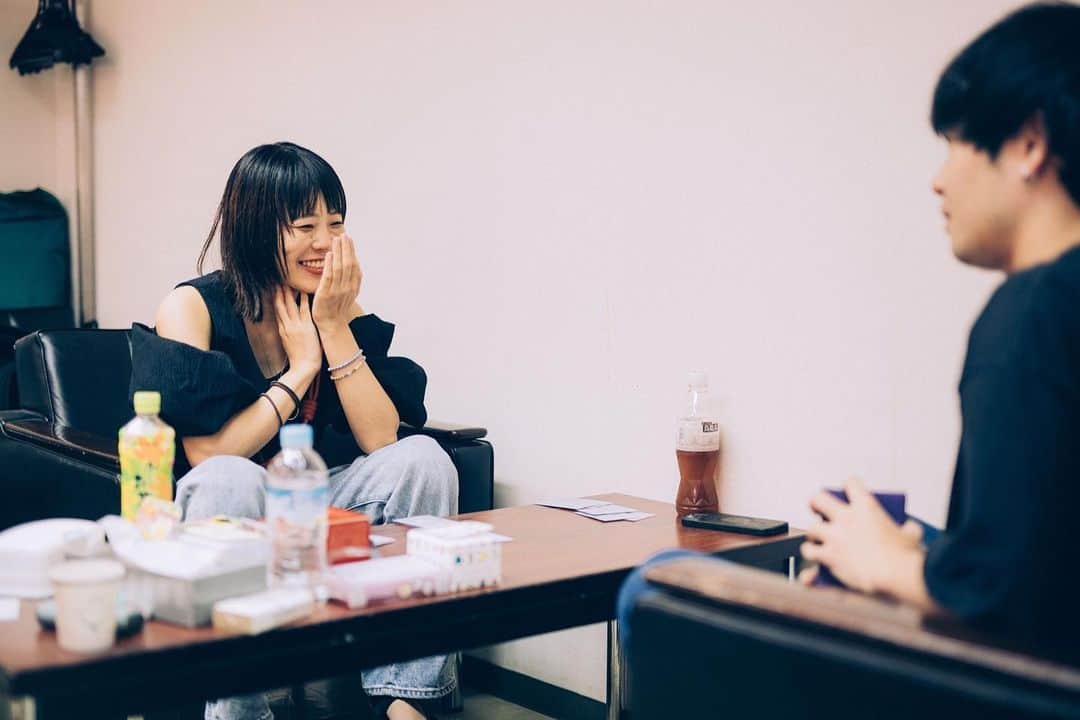 せとゆいかのインスタグラム：「秋澤の初手が悪過ぎてポケモン全然出てきてくれない時に、うししししって笑ってるところ  (ぎりぎり勝った✌︎ 前日は負けた🫠)  photo by @junpeihiyoshi」