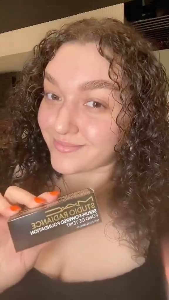 M·A·C Cosmetics BRのインスタグラム：「Esse é o seu lembrete diário que você merece brilhar ✨ TODO DIA✨  A Artista @gabriellekayamua ensina a #MACTrend dessa semana, o #EverydayGlow - Luminosa, saudável e radiante uma pele sem esforço para todo dia ✨  Produtos usados no vídeo: ✨Hyper Real Serumizer  ✨Base Studio Radiance Serum-Powered na cor NC11.5 ✨Blush Glow Play na cor Cheer Up  ✨Lápis Delineador Labial na cor Whirl ✨Lip Balm Glow Play na for Floral Coral   #MACStudioRadiance #SerumPowered #MACTrend #EverydayGlow #GlowSkin」