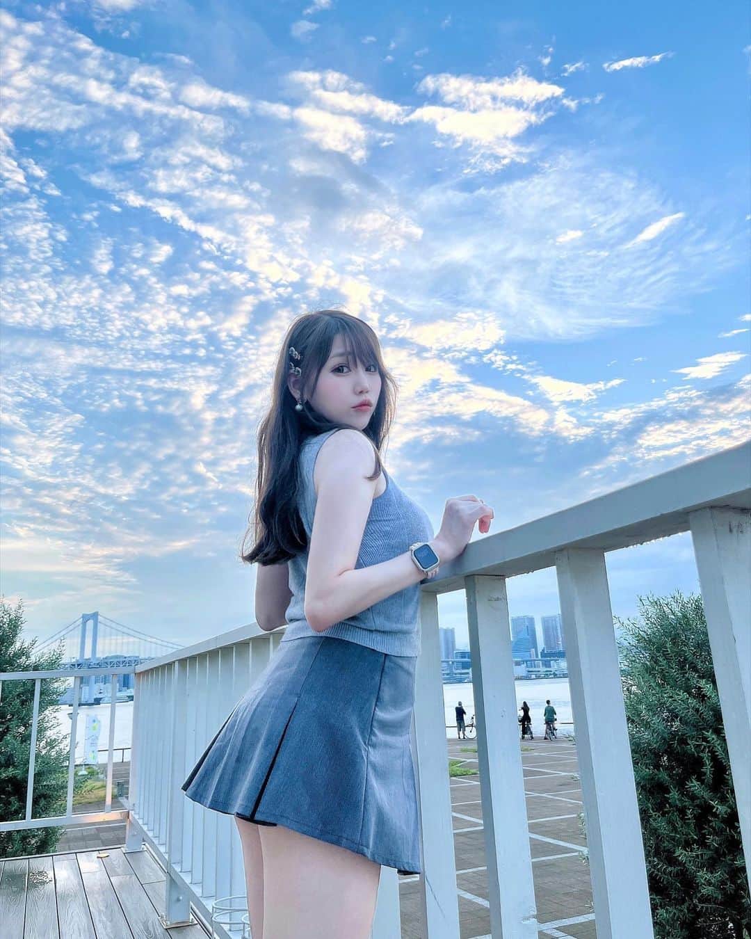 のインスタグラム：「空が綺麗な季節になりましたね☁️  季節の変わり目、いかがお過ごしですか？  私は少し体調を崩したりもして 更新が滞ってしまいごめんなさい😢  今は体調も復活し、月末のバースデーイベントの準備などを 楽しくしています 🎂✨  みなさまも時には空を見上げて、 深呼吸してゆるりとお過ごしくださいね🍁」