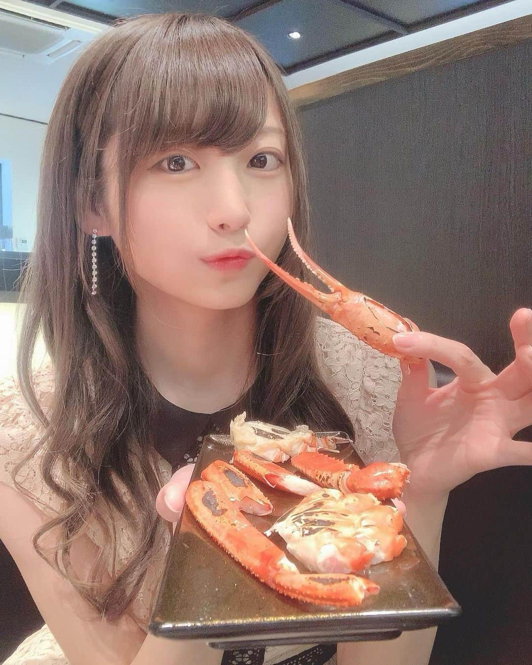 rinoのインスタグラム：「今日からまた新しいメニューに なってた🦀☺️❤︎  このカニとってもおいしかった！☺️⭐️ こんなにたくさん量あるのに350円でびっくり（ ; ; ） カニって殻わるのめんどくさいけど食べやすい感じになってたしレモンが入ったお酢もついてきて、クオリティーがすごかったよー🥲❤︎ 手軽にカニ食べれるの嬉しすぎる！  2枚目のカニのとなりは かつおたたき🧸💕 これも味も美味しいし新鮮で身があつくてよかったー🐟✨  いつも言ってるけど銚子丸のスイーツほんと美味しすぎて毎回頼むんだけど、新しいミルクプリンも冷たくて濃厚で美味しかった（ ; ; ）🥺♡ いろいろレベル高すぎる🥹 店員さんも丁寧で優しいんだー🧸😌  またいこー☀️  @choushimaru   #銚子丸　#寿司」