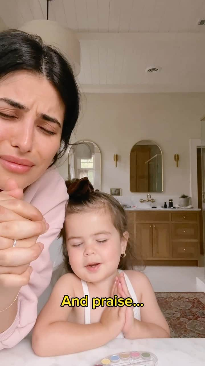 Sazan Hendrixのインスタグラム：「From prayer hands to booger hands.. Good mornings with Amari! 💖 #MorningsWithMari」