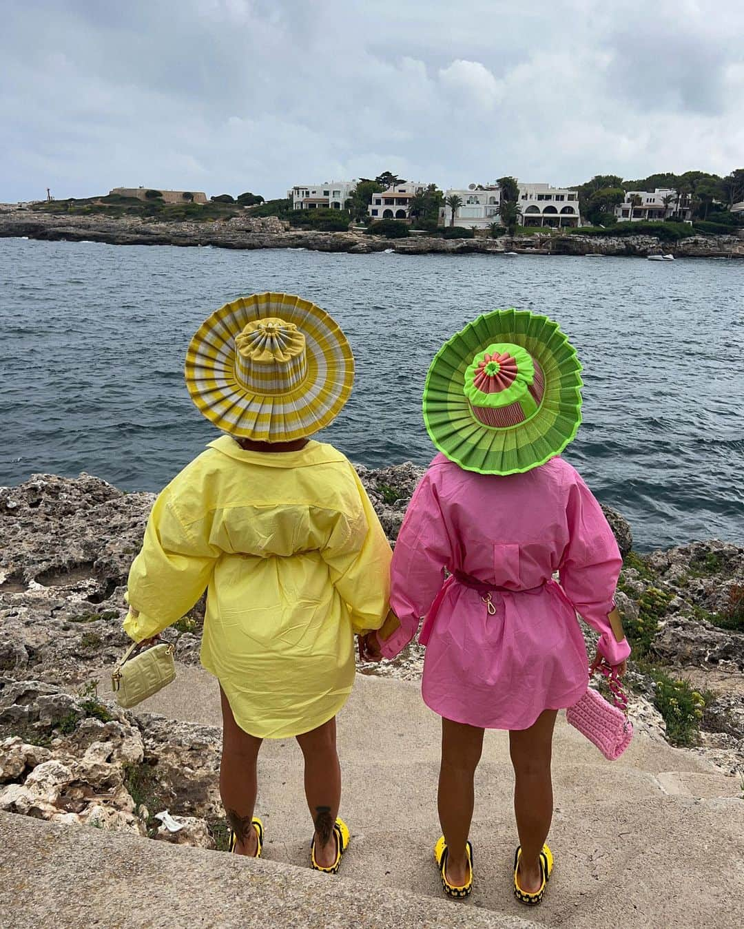 イリーナ・イワノワさんのインスタグラム写真 - (イリーナ・イワノワInstagram)「@FashionNova which one would you choose YELLOW or PINK? Personally I am obsessed with yellow.   We got these shirts in size L for an oversized look.」9月20日 0時10分 - hipdoll