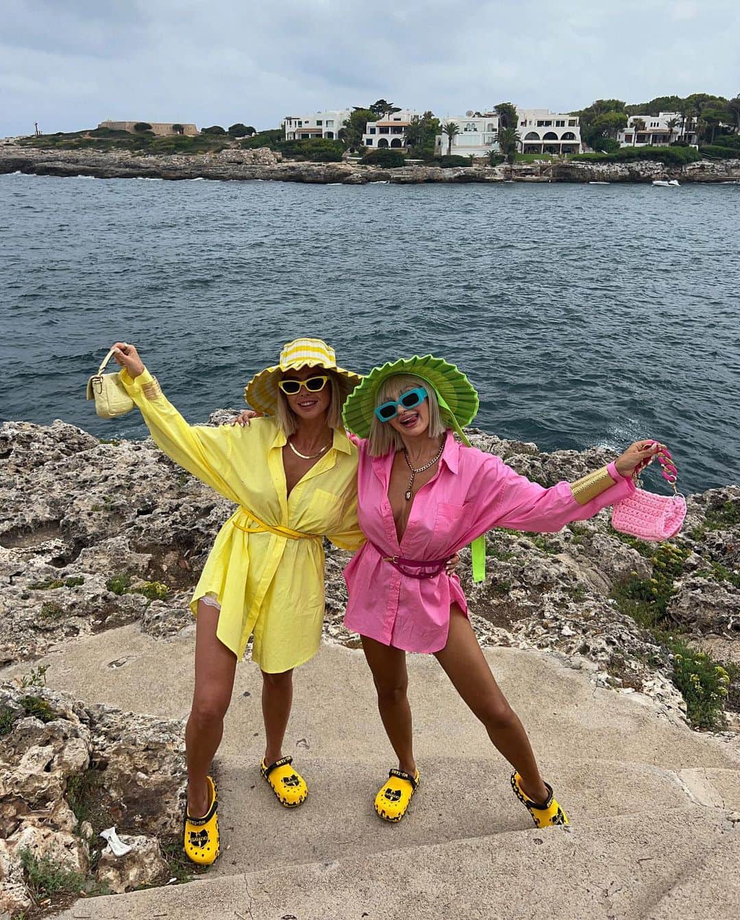 イリーナ・イワノワのインスタグラム：「@FashionNova which one would you choose YELLOW or PINK? Personally I am obsessed with yellow.   We got these shirts in size L for an oversized look.」