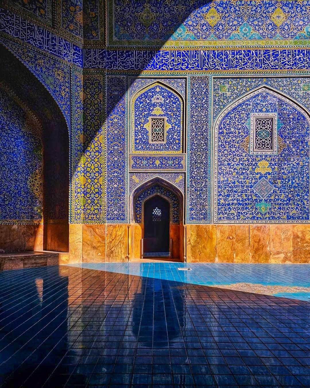 BEAUTIFUL DESTINATIONSさんのインスタグラム写真 - (BEAUTIFUL DESTINATIONSInstagram)「Feast your eyes on @juggernaut1's incredible photographs of the Shah Mosque in Isfahan, Iran. 😍  Built during the Safavid era under the rule of Shah Abbas the Safavid King, this intricately-designed mosque is considered one of the most important historical mosques in Isfahan and wonderfully displays Persian architecture in the Islamic era. 🇮🇷  📸 @juggernaut1 📍 Shah Mosque, Isfahan, Iran」9月20日 0時01分 - beautifuldestinations