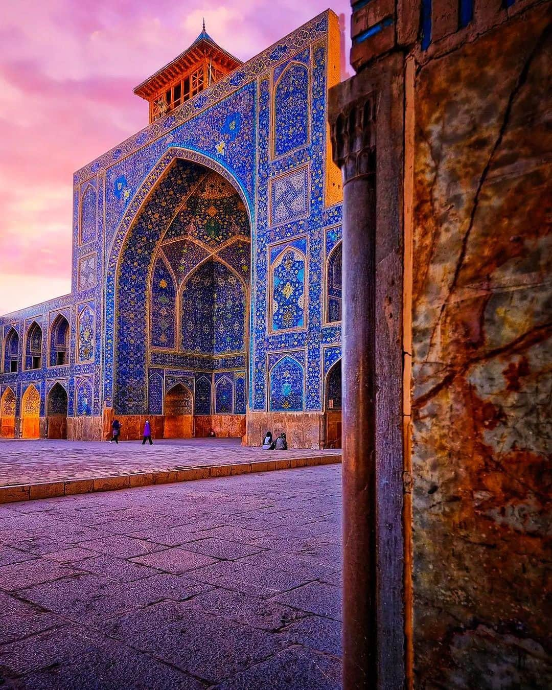 BEAUTIFUL DESTINATIONSさんのインスタグラム写真 - (BEAUTIFUL DESTINATIONSInstagram)「Feast your eyes on @juggernaut1's incredible photographs of the Shah Mosque in Isfahan, Iran. 😍  Built during the Safavid era under the rule of Shah Abbas the Safavid King, this intricately-designed mosque is considered one of the most important historical mosques in Isfahan and wonderfully displays Persian architecture in the Islamic era. 🇮🇷  📸 @juggernaut1 📍 Shah Mosque, Isfahan, Iran」9月20日 0時01分 - beautifuldestinations