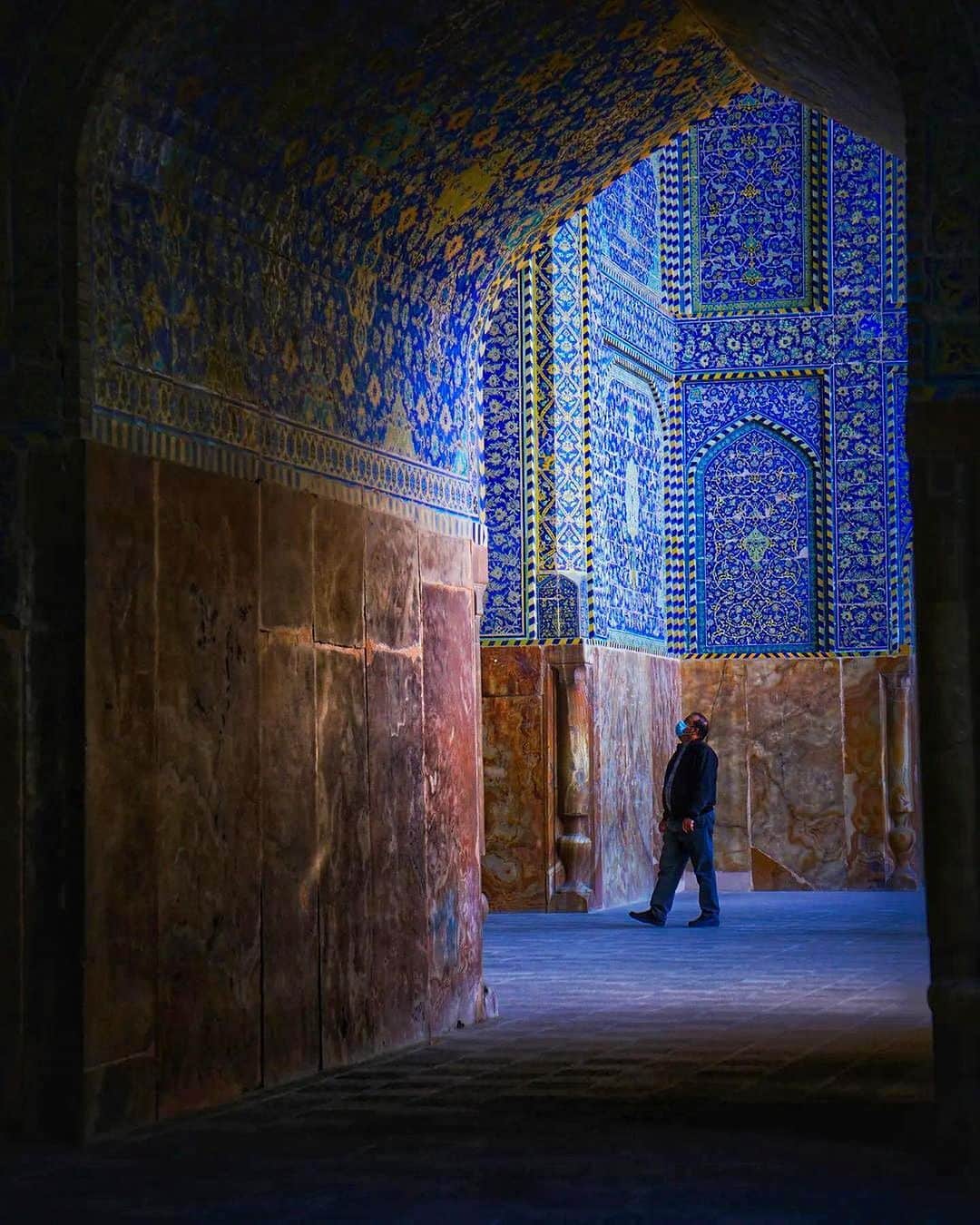 BEAUTIFUL DESTINATIONSさんのインスタグラム写真 - (BEAUTIFUL DESTINATIONSInstagram)「Feast your eyes on @juggernaut1's incredible photographs of the Shah Mosque in Isfahan, Iran. 😍  Built during the Safavid era under the rule of Shah Abbas the Safavid King, this intricately-designed mosque is considered one of the most important historical mosques in Isfahan and wonderfully displays Persian architecture in the Islamic era. 🇮🇷  📸 @juggernaut1 📍 Shah Mosque, Isfahan, Iran」9月20日 0時01分 - beautifuldestinations