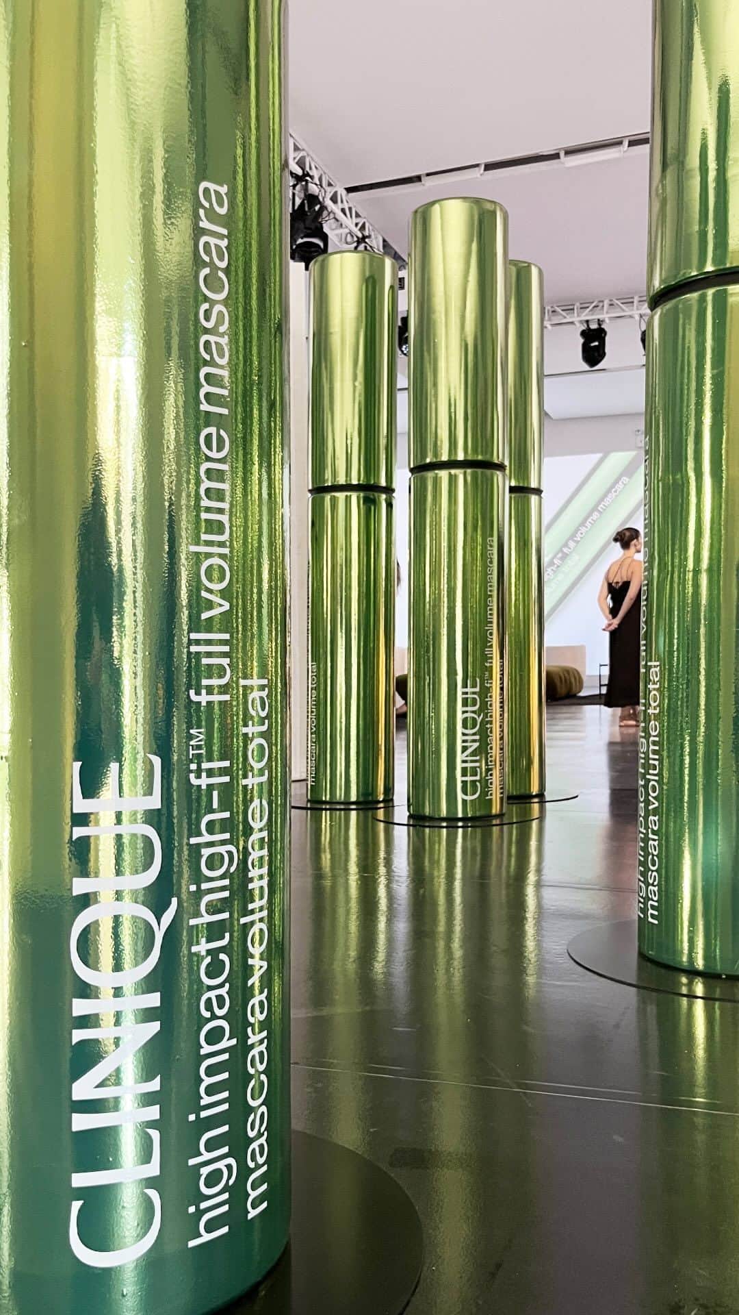 のインスタグラム：「The energy at the High-Fi Listening Lounge was dialed all the way up. Shout-out to everyone who came to celebrate our loudest mascara yet 🔊   #HighFiMascara #NewFromTheCliniqueLab #LashesGetLoud #Clinique」