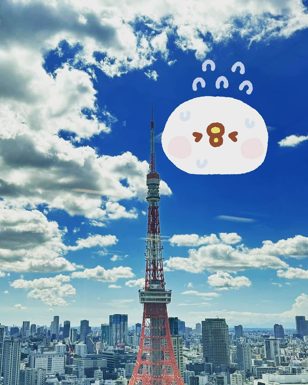 井出有治のインスタグラム：「この夏はバタバタしてあまり休みもなかったけど、ミーティングをしていた部屋の窓からの景色に少し癒された。  ところで秋はまだですか…🥵  #tokyo #japan #tokyotower #東京タワー #夏は好きだけど暑すぎる #暦の上では秋だけど」