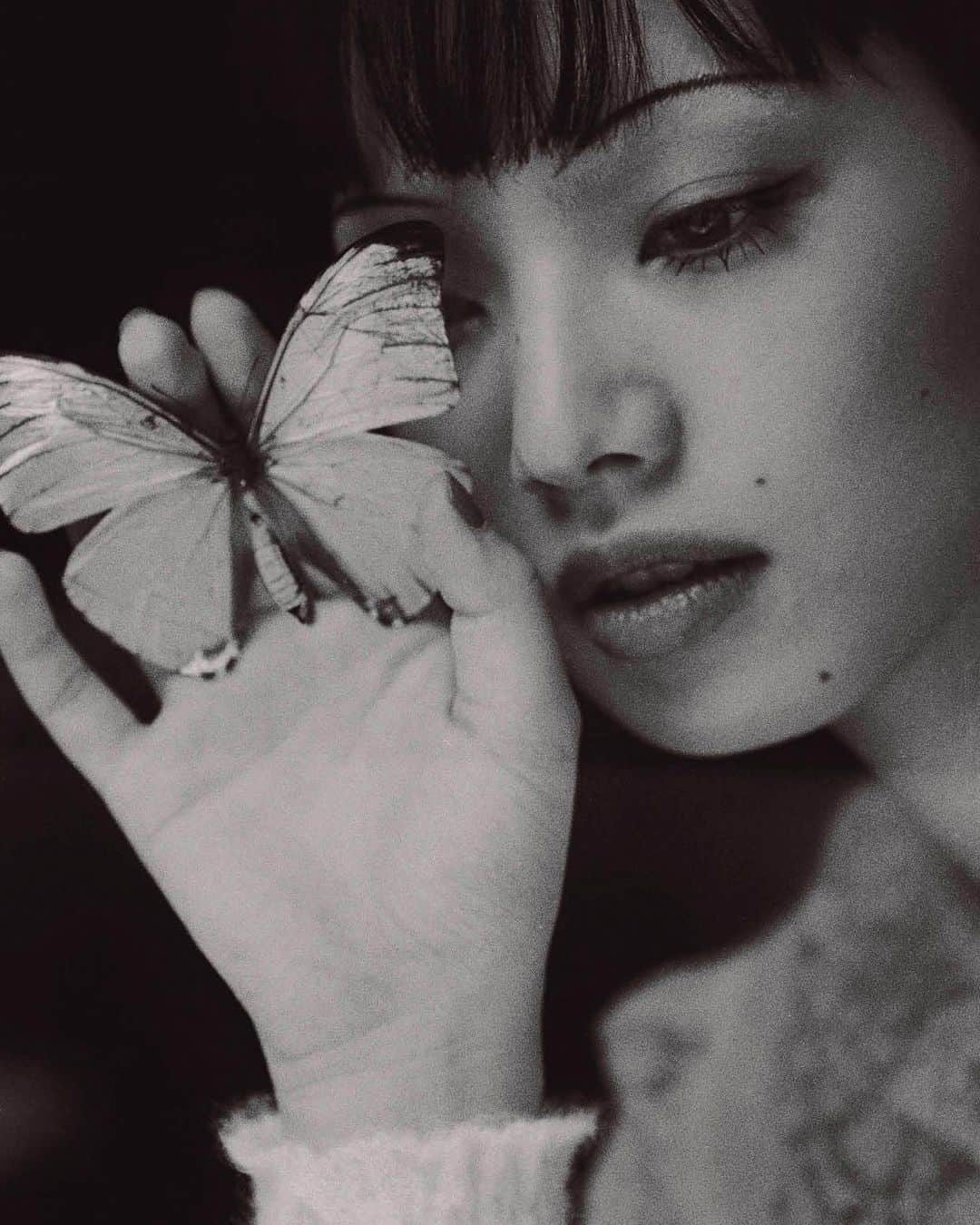 小松菜奈のインスタグラム：「@harpersbazaarjapan  @chanelofficial 🦋」