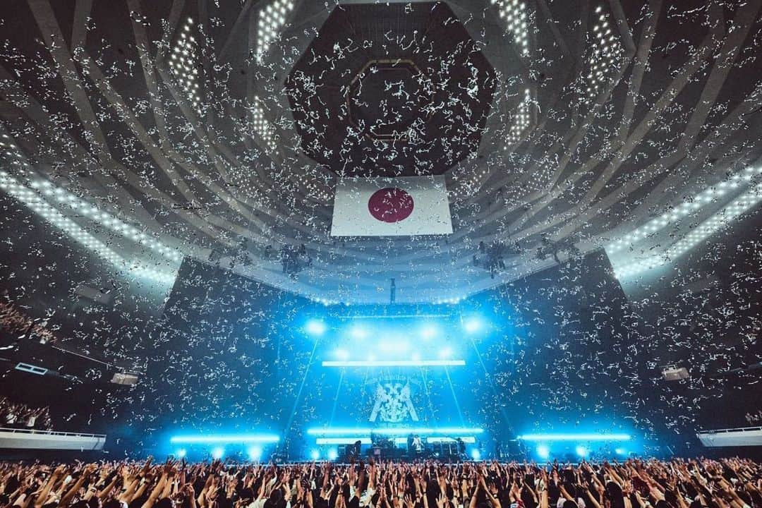 菅原卓郎のインスタグラム：「日本武道館 ライブハウスだったね  どの瞬間も 素晴らしい景色で どんな曲を鳴らしても うれしさが溢れていた  みんなそこにいてくれて 目撃してくれて 9mmを祝ってくれて どうもありがとう  おれは必ずまたやると 心に決めたぜ  #9mm #9mmparabellumbullet #日本武道館  写真 @ryotarokawashima_rcn」