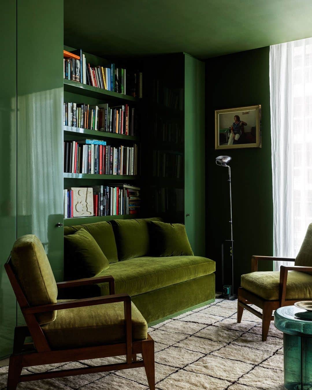のインスタグラム：「Talk about looking at the greener side of life! This study has been doused entirely in moss green— from the high-gloss millwork to the walls (in @benjaminmoore’s Alligator Alley) to the furnishings. “Using one color or material everywhere sublimates forms, blurring the edges of a room and the pieces of furniture within it,” explains the apartment’s designer Adam Charlap Hyman, one half of the duo Charlap Hyman & Herrero (@ch_herrero). “The effect is something expansive, even infinite.”  Click the link in bio to tour the rest of this delightfully surreal abode. Written by @cokhio. Photographed by @chrismottalini. Styled by @tessawatson.」