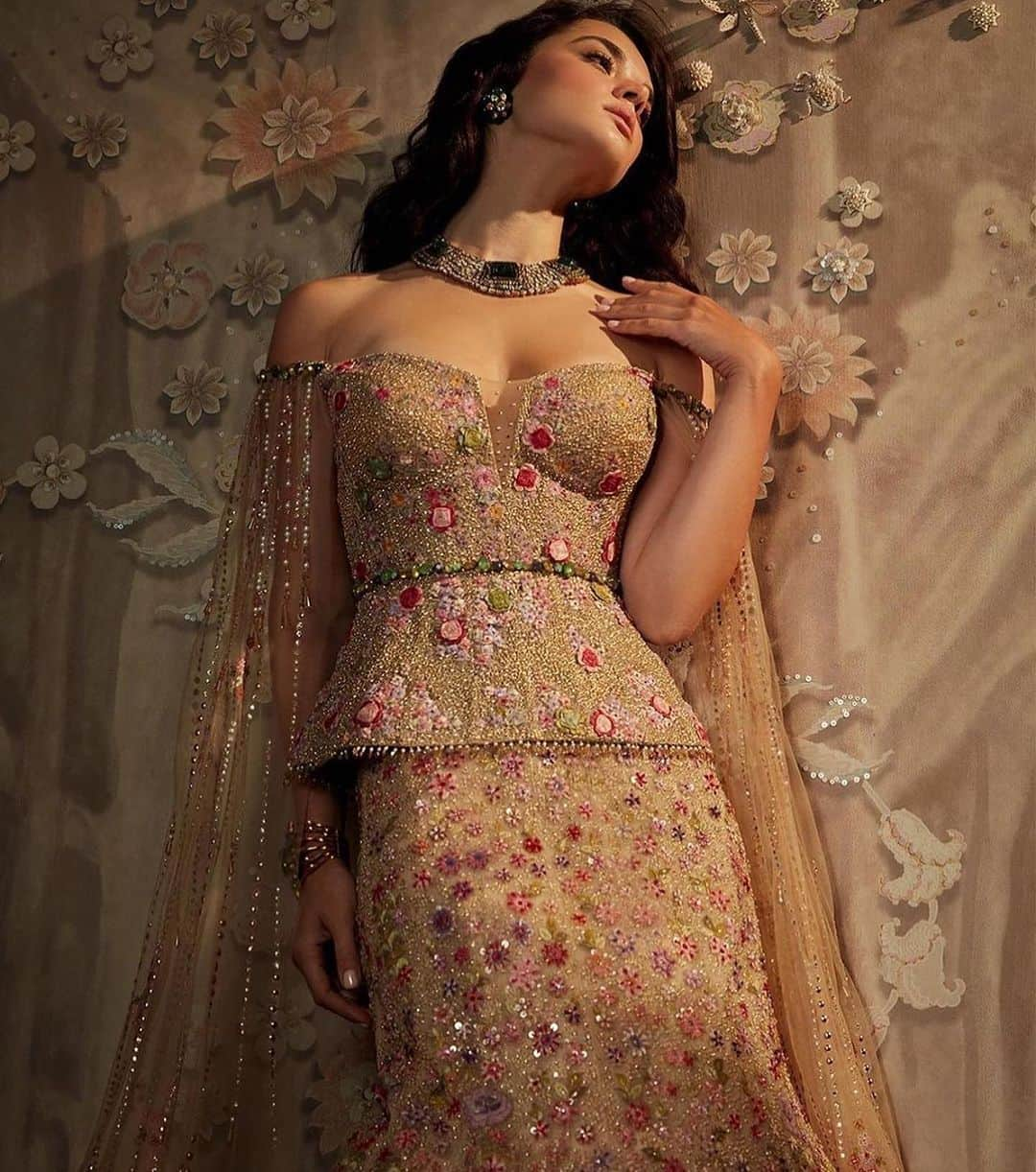 Indianstreetfashionのインスタグラム：「Uff this glamour from @taruntahiliani 💕」