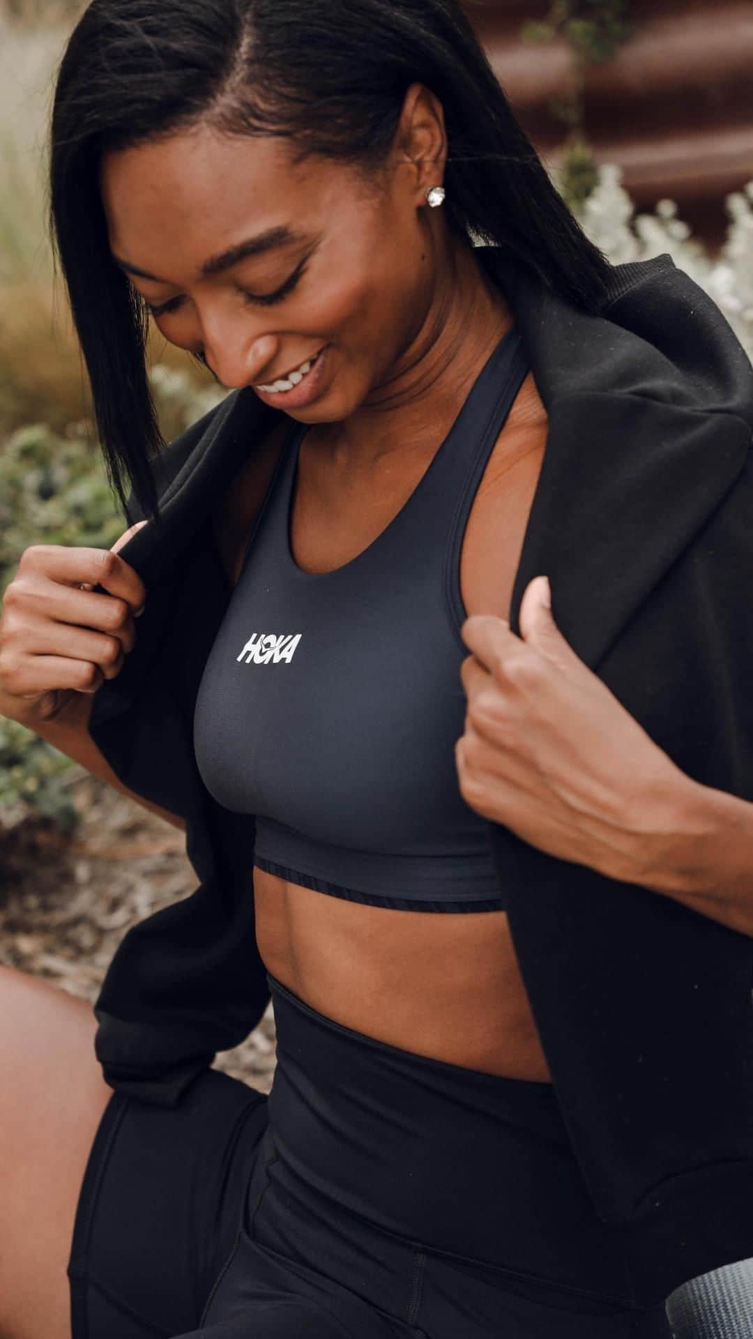 ホカオネオネのインスタグラム：「Made for the love of movement, Shaine puts our apparel to the test. From Yoga 🧘‍♀️ to the Farmer’s Market 🍓💐, our lightweight performance styles have got you covered ✅   Shop HOKA apparel now, 🔗 in bio.   #FlyHumanFly #HOKA #HOKAApparel」