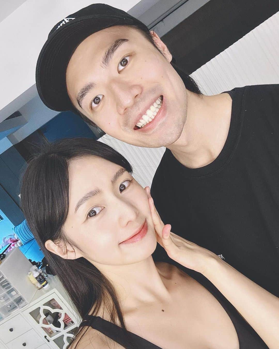 Dewi Chienのインスタグラム：「👀野生眉  三年前舉行文定儀式前第一次帶賴先生去弄眉毛，他就直接愛上⋯從此只要重要日子快到自己都會主動提醒，欸～我們該約野生眉了😂（愛漂亮？  推薦給想要擁有自然根根分明毛流感的人🖤（尤其男生用完會直接變帥，那種沒妝感又自然的帥！  #野生眉 #眉毛雕塑 #紫星星毛流調整術 #大衛婚禮紀錄」