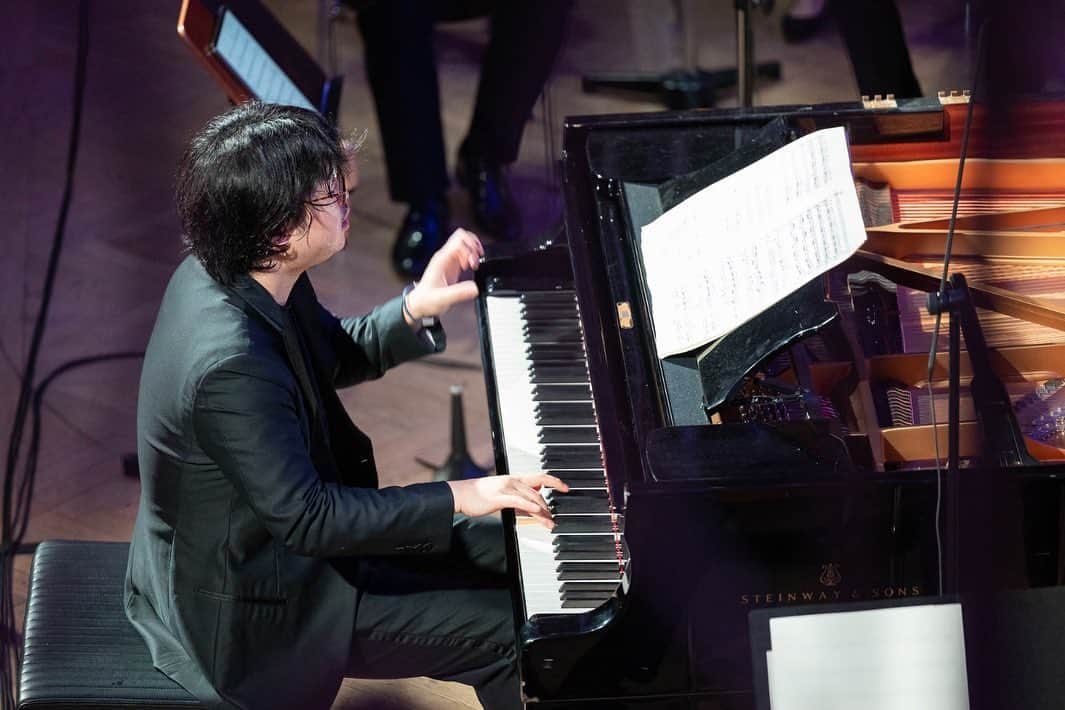 反田恭平さんのインスタグラム写真 - (反田恭平Instagram)「What a fantastic concert by the @japan_national_orchestra we were allowed to experience yesterday night at the Kursaal!   Led by founder and exceptional pianist @kyoheisorita the young and aspiring Orchestra thrilled the audience with fantastic interpretations of works by Pärt, Tschaikovski, and Shostakovich!  . . .  📸 @damianpertoll  ——————————————————————————— #sfm2023 #japannationalorchestra #kyoheisorita #japan #classicalmusic #pärt #shostakovich #tchaikovsky #meran #südtirol #music #orchestra #italy #piano #violinist #kursaalmeran #youth #aspiration」9月20日 0時24分 - kyoheisorita