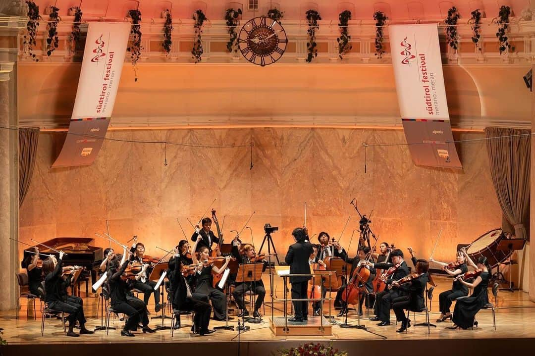 反田恭平さんのインスタグラム写真 - (反田恭平Instagram)「What a fantastic concert by the @japan_national_orchestra we were allowed to experience yesterday night at the Kursaal!   Led by founder and exceptional pianist @kyoheisorita the young and aspiring Orchestra thrilled the audience with fantastic interpretations of works by Pärt, Tschaikovski, and Shostakovich!  . . .  📸 @damianpertoll  ——————————————————————————— #sfm2023 #japannationalorchestra #kyoheisorita #japan #classicalmusic #pärt #shostakovich #tchaikovsky #meran #südtirol #music #orchestra #italy #piano #violinist #kursaalmeran #youth #aspiration」9月20日 0時24分 - kyoheisorita