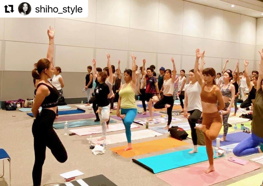 Ken Harakumaさんのインスタグラム写真 - (Ken HarakumaInstagram)「#Repost @shiho_style with @use.repost ・・・ Thank you for coming @yogafestjp ❤️  15年目になるヨガフェスタにて、今年も リアル&オンラインで本当にたくさんの方々が 参加してくださり、感激でした🥲💓  師匠であり、いつも支えてくださる  @kenharakuma 先生も、ありがとうございます！ @international_yoga_center  久々のクラスは、緊張したり不安やとまどい もあり、伝える難しさを痛感しつつも、 大好きなヨガの世界を、皆さんと共有できて 本当に幸せなひとときでした☺️🙏🏻  今回は、サウンドセラピストの @crystalom_tokyo  さんに特別にクリスタルサウンドを作って いただいたのですが、かなりスペシャルな シャバアサナの時間になりました。(8枚目)  サウンドでかなり深くリラックスできたおかげか、 終わった後は頭の中も、心身も不思議なくらい スッキリしていて😳  音の振動って、無条件に体の中の細胞が 変化する気がして、興味津々。  次はクリスタルサウンド瞑想✨をしてみたい って思いました！  またみなさんと一緒にヨガ＆瞑想ができますように💓  15년째 요가 페스타로 올해도 리얼&온라인에서 정말 많은 분들이 참석해주셔서 감격스러웠어요🥲💓  스승이시며 언제나 지지해 주시는  @kenharakuma 선생님도 감사합니다!  오랜만에 하는 클래스라서 긴장하고 불안하거나 당황스럽기도 했지만 전달하는 어려움을 통감하면서도 사랑하는 요가의 세계를 여러분과 공유할 수 있어서 정말 행복한 시간이었어요☺🙏🏻🙏🏻  이번에는 사운드 테라피스트 @crystalom_tokyo  님께 특별히 크리스탈 사운드를 만들어서 받았는데 꽤 스페셜한 샤바 아사나의 시간이 되었습니다.(여덟 번째 사진)  사운드로 꽤 깊고 편안해진 덕분인지 끝나고 나니 머릿속도 심신도 신기할 정도로 깔끔하고 😳  소리의 진동이란 무조건 몸속의 세포가 변화하는 것 같아서 흥미진진해요.  다음은 크리스탈 사운드 명상✨을 해보고 싶다고 생각했어요!  다시 여러분과 함께 요가&명상을 할 수 있기를💓  #thankyou #everyone #kenharakuma #crystalom #yogafest #love #yoga #meditation #SHIHO #ヨガ #フェスタ #呼吸法 #シャバアサナ #瞑想 #yogawear @santhosha.yoga  #yogamatt @the_weekend_hotel」9月20日 0時25分 - kenharakuma