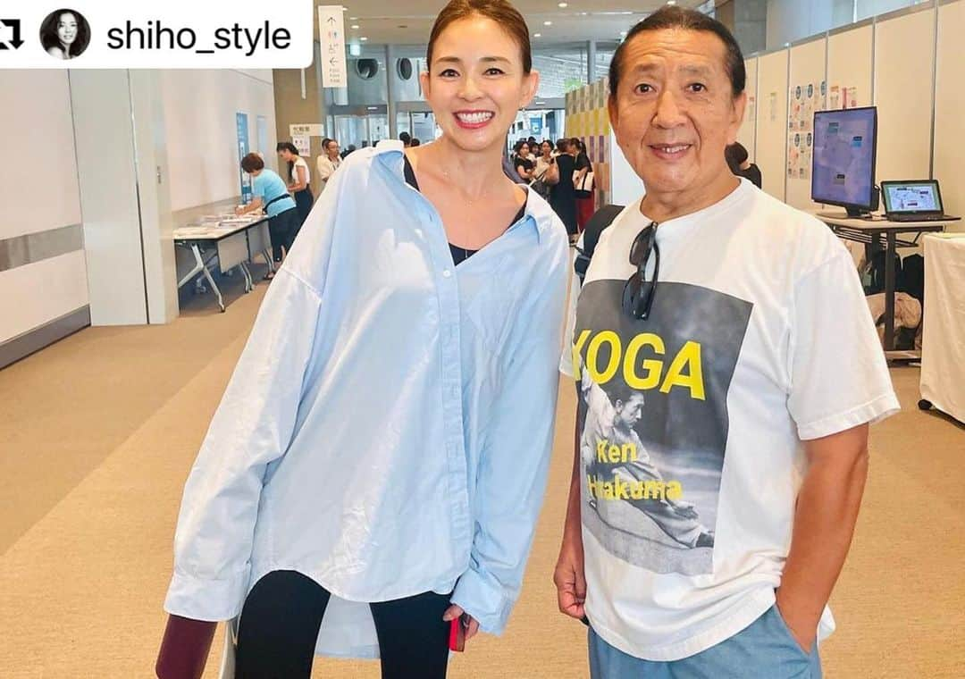 Ken Harakumaさんのインスタグラム写真 - (Ken HarakumaInstagram)「#Repost @shiho_style with @use.repost ・・・ Thank you for coming @yogafestjp ❤️  15年目になるヨガフェスタにて、今年も リアル&オンラインで本当にたくさんの方々が 参加してくださり、感激でした🥲💓  師匠であり、いつも支えてくださる  @kenharakuma 先生も、ありがとうございます！ @international_yoga_center  久々のクラスは、緊張したり不安やとまどい もあり、伝える難しさを痛感しつつも、 大好きなヨガの世界を、皆さんと共有できて 本当に幸せなひとときでした☺️🙏🏻  今回は、サウンドセラピストの @crystalom_tokyo  さんに特別にクリスタルサウンドを作って いただいたのですが、かなりスペシャルな シャバアサナの時間になりました。(8枚目)  サウンドでかなり深くリラックスできたおかげか、 終わった後は頭の中も、心身も不思議なくらい スッキリしていて😳  音の振動って、無条件に体の中の細胞が 変化する気がして、興味津々。  次はクリスタルサウンド瞑想✨をしてみたい って思いました！  またみなさんと一緒にヨガ＆瞑想ができますように💓  15년째 요가 페스타로 올해도 리얼&온라인에서 정말 많은 분들이 참석해주셔서 감격스러웠어요🥲💓  스승이시며 언제나 지지해 주시는  @kenharakuma 선생님도 감사합니다!  오랜만에 하는 클래스라서 긴장하고 불안하거나 당황스럽기도 했지만 전달하는 어려움을 통감하면서도 사랑하는 요가의 세계를 여러분과 공유할 수 있어서 정말 행복한 시간이었어요☺🙏🏻🙏🏻  이번에는 사운드 테라피스트 @crystalom_tokyo  님께 특별히 크리스탈 사운드를 만들어서 받았는데 꽤 스페셜한 샤바 아사나의 시간이 되었습니다.(여덟 번째 사진)  사운드로 꽤 깊고 편안해진 덕분인지 끝나고 나니 머릿속도 심신도 신기할 정도로 깔끔하고 😳  소리의 진동이란 무조건 몸속의 세포가 변화하는 것 같아서 흥미진진해요.  다음은 크리스탈 사운드 명상✨을 해보고 싶다고 생각했어요!  다시 여러분과 함께 요가&명상을 할 수 있기를💓  #thankyou #everyone #kenharakuma #crystalom #yogafest #love #yoga #meditation #SHIHO #ヨガ #フェスタ #呼吸法 #シャバアサナ #瞑想 #yogawear @santhosha.yoga  #yogamatt @the_weekend_hotel」9月20日 0時25分 - kenharakuma