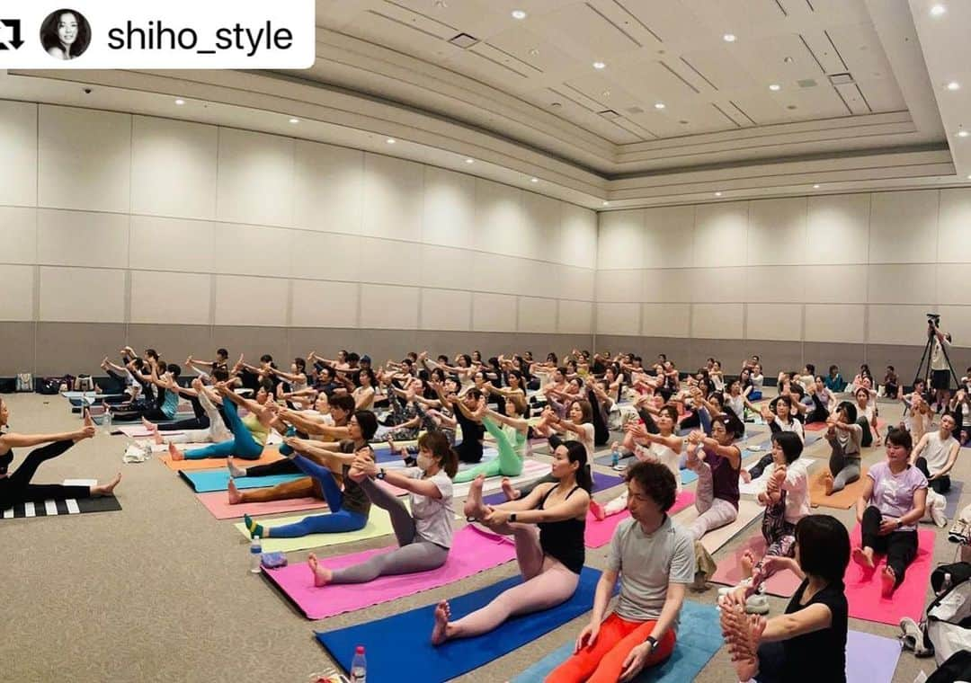 Ken Harakumaさんのインスタグラム写真 - (Ken HarakumaInstagram)「#Repost @shiho_style with @use.repost ・・・ Thank you for coming @yogafestjp ❤️  15年目になるヨガフェスタにて、今年も リアル&オンラインで本当にたくさんの方々が 参加してくださり、感激でした🥲💓  師匠であり、いつも支えてくださる  @kenharakuma 先生も、ありがとうございます！ @international_yoga_center  久々のクラスは、緊張したり不安やとまどい もあり、伝える難しさを痛感しつつも、 大好きなヨガの世界を、皆さんと共有できて 本当に幸せなひとときでした☺️🙏🏻  今回は、サウンドセラピストの @crystalom_tokyo  さんに特別にクリスタルサウンドを作って いただいたのですが、かなりスペシャルな シャバアサナの時間になりました。(8枚目)  サウンドでかなり深くリラックスできたおかげか、 終わった後は頭の中も、心身も不思議なくらい スッキリしていて😳  音の振動って、無条件に体の中の細胞が 変化する気がして、興味津々。  次はクリスタルサウンド瞑想✨をしてみたい って思いました！  またみなさんと一緒にヨガ＆瞑想ができますように💓  15년째 요가 페스타로 올해도 리얼&온라인에서 정말 많은 분들이 참석해주셔서 감격스러웠어요🥲💓  스승이시며 언제나 지지해 주시는  @kenharakuma 선생님도 감사합니다!  오랜만에 하는 클래스라서 긴장하고 불안하거나 당황스럽기도 했지만 전달하는 어려움을 통감하면서도 사랑하는 요가의 세계를 여러분과 공유할 수 있어서 정말 행복한 시간이었어요☺🙏🏻🙏🏻  이번에는 사운드 테라피스트 @crystalom_tokyo  님께 특별히 크리스탈 사운드를 만들어서 받았는데 꽤 스페셜한 샤바 아사나의 시간이 되었습니다.(여덟 번째 사진)  사운드로 꽤 깊고 편안해진 덕분인지 끝나고 나니 머릿속도 심신도 신기할 정도로 깔끔하고 😳  소리의 진동이란 무조건 몸속의 세포가 변화하는 것 같아서 흥미진진해요.  다음은 크리스탈 사운드 명상✨을 해보고 싶다고 생각했어요!  다시 여러분과 함께 요가&명상을 할 수 있기를💓  #thankyou #everyone #kenharakuma #crystalom #yogafest #love #yoga #meditation #SHIHO #ヨガ #フェスタ #呼吸法 #シャバアサナ #瞑想 #yogawear @santhosha.yoga  #yogamatt @the_weekend_hotel」9月20日 0時25分 - kenharakuma