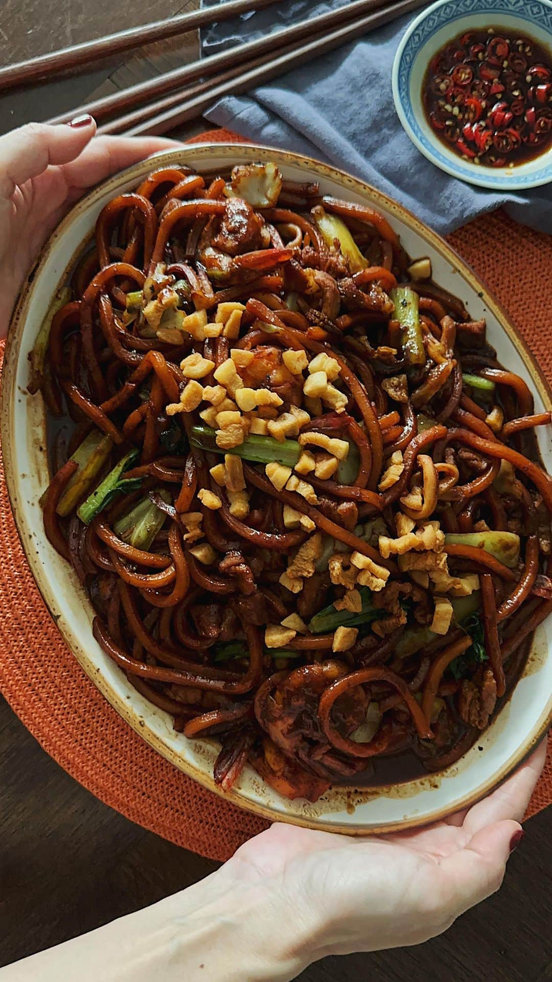 Samantha Leeのインスタグラム：「Among the Chinese community in Kuala Lumpur, KL Hokkien Mee stands out as one of the most renowned dishes. This simple yet authentic recipe captures the essential ‘wok hei’ technique required to stir-fry the noodles in a special soy sauce, ensuring the most delightful flavor. And of course, the crispy pork lard and pork oil are essential for this dish’s preparation. #hokkienmee #klhokkienmee #leesamantha   Ingredients: 450g Thick yellow noodles 8 Shrimps, devein and remove shells  200g Pork, sliced, season with salt, pepper & cornstarch  1 Whole squid, sliced  5 Cloves garlic, chopped 1/2 Head cabbage 3 Stems Choy sum with leaves  400ml Chicken stock  3 Tbsp Soy sauce 3-4 Tbsp Cooking caramel sauce  3 Tbsp Flounder fish powder 4 Tbsp Shaoxing wine Pepper, to taste   Instructions: -Reheat the wok over high heat. Add 1 tbsp pork oil and sauté the pork belly, shrimps, and squid separately, sautéing each one for 30 seconds. Then, remove them from the wok and set them aside. -Add 2 tbsp pork oil and a bit of pork lard. Cook the chopped garlic until it smells nice and fragrant. -Add thick yellow and stir fry in the aromatic oil. Add dark caramel sauce, soy sauce, flounder fish powder and pepper and stir fry till the noodles are slightly charred. -Add cabbage, pork, squid, shrimps and drizzle with 4 tbsp Shaoxing wine around the wok. Stir fry for 20 seconds.  -Add the stock, bring it to a boil, then cover the wok with a lid and let it simmer for 3 minutes. -Adjust the seasoning and, if necessary, the color. -Add choy sum, stir fry until wilted. About 30 seconds.  -Add 1 tbsp pork oil.  -Serve on plate and top with more crispy pork lard.」