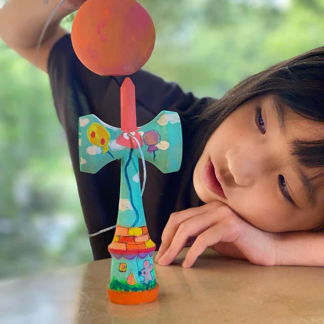 森本千絵さんのインスタグラム写真 - (森本千絵Instagram)「#日本けん玉協会　の #けん玉ペインティングコンテスト2023 に応募し、 二次選考までいき落選したむすめ。 （ちなみに、母ちゃんは一次選考で敗退）  #けん玉の使い方がちがう #ユニコーンだそうです🦄 #けん玉ペインティングコンテスト」9月20日 0時35分 - chiemorimoto_goen