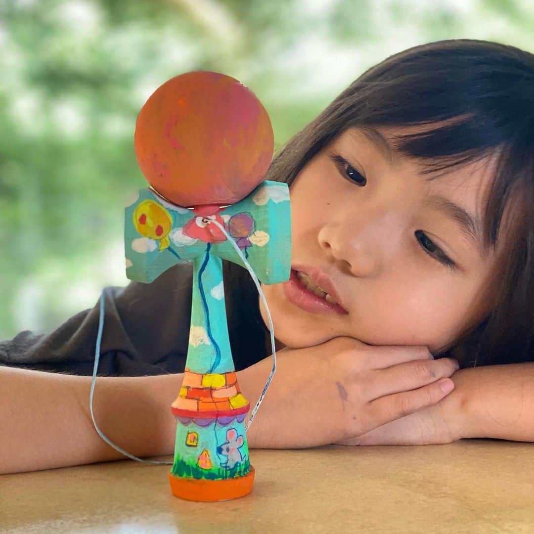 森本千絵さんのインスタグラム写真 - (森本千絵Instagram)「#日本けん玉協会　の #けん玉ペインティングコンテスト2023 に応募し、 二次選考までいき落選したむすめ。 （ちなみに、母ちゃんは一次選考で敗退）  #けん玉の使い方がちがう #ユニコーンだそうです🦄 #けん玉ペインティングコンテスト」9月20日 0時35分 - chiemorimoto_goen