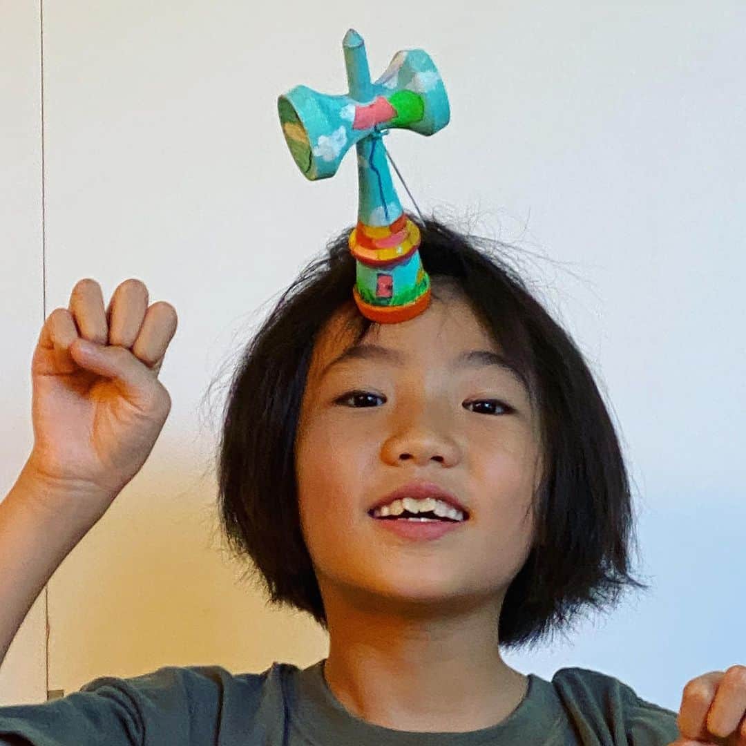 森本千絵さんのインスタグラム写真 - (森本千絵Instagram)「#日本けん玉協会　の #けん玉ペインティングコンテスト2023 に応募し、 二次選考までいき落選したむすめ。 （ちなみに、母ちゃんは一次選考で敗退）  #けん玉の使い方がちがう #ユニコーンだそうです🦄 #けん玉ペインティングコンテスト」9月20日 0時35分 - chiemorimoto_goen