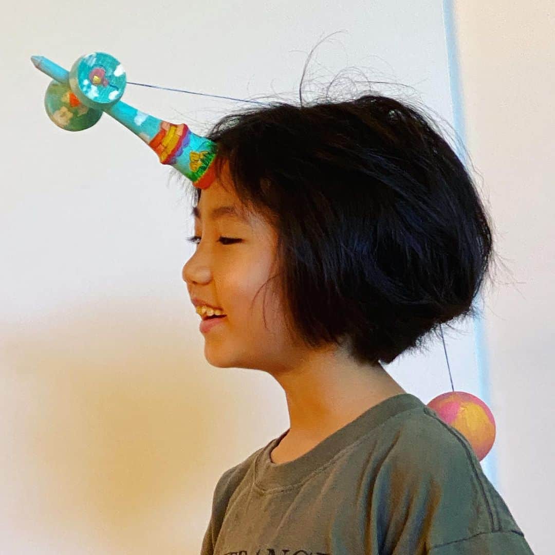 のインスタグラム：「#日本けん玉協会　の #けん玉ペインティングコンテスト2023 に応募し、 二次選考までいき落選したむすめ。 （ちなみに、母ちゃんは一次選考で敗退）  #けん玉の使い方がちがう #ユニコーンだそうです🦄 #けん玉ペインティングコンテスト」