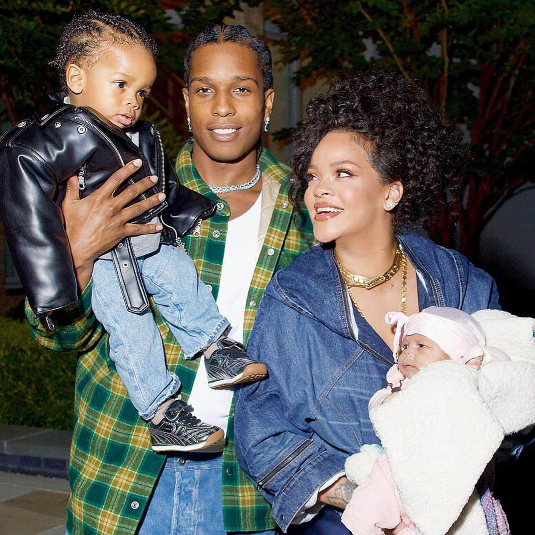 People Magazineさんのインスタグラム写真 - (People MagazineInstagram)「Rihanna and A$AP Rocky are introducing their newborn son, Riot Rose, to the world! 💙 See all the adorable photos at the link in bio.   | 📷: DIGGZY/REX/Shutterstock」9月20日 0時36分 - people