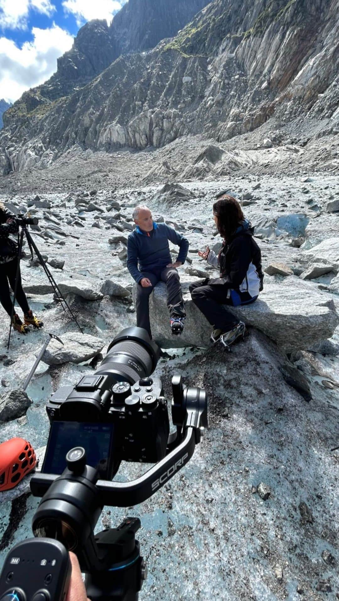 Leslie Camila-Roseのインスタグラム：「Adventures… 🎥  Un immense merci à @snell_sports pour leur soutien et leur collaboration !   On a hâte de partager des images avec vous !   #documentaryfilm  #glaciers #merdeglace #filminglocation #climatechangeisreal」