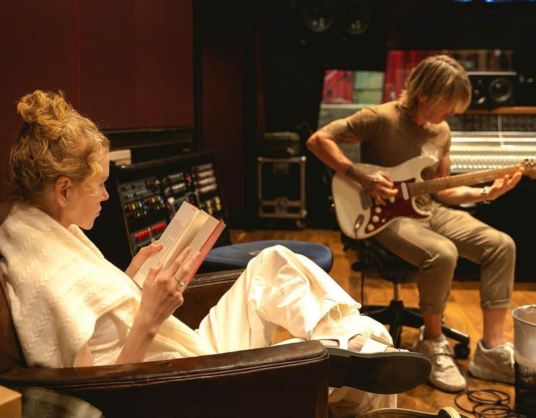 ニコール・キッドマンのインスタグラム：「Bookworm in the studio 📖」